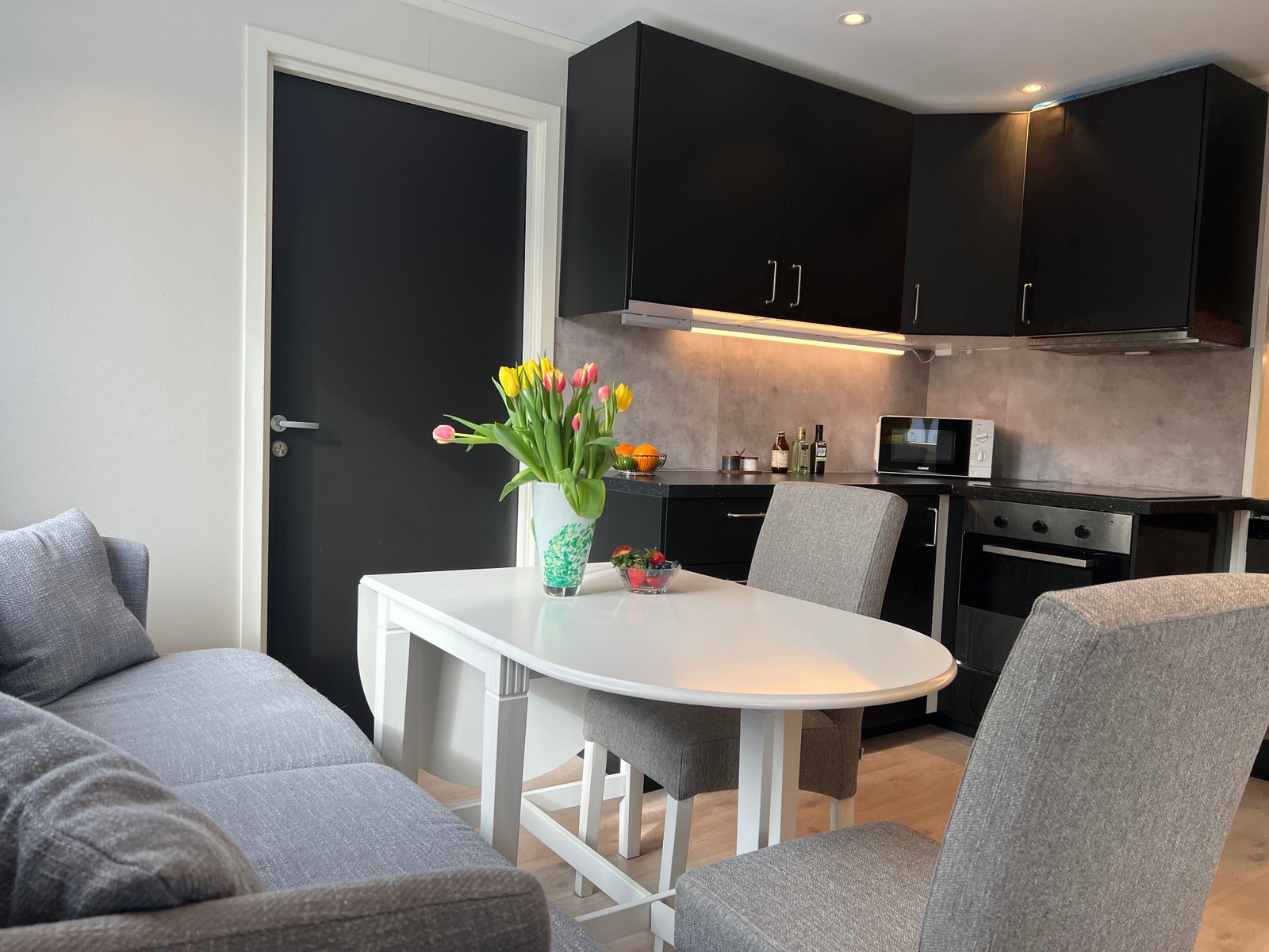 Lys også under skap Galleribilde