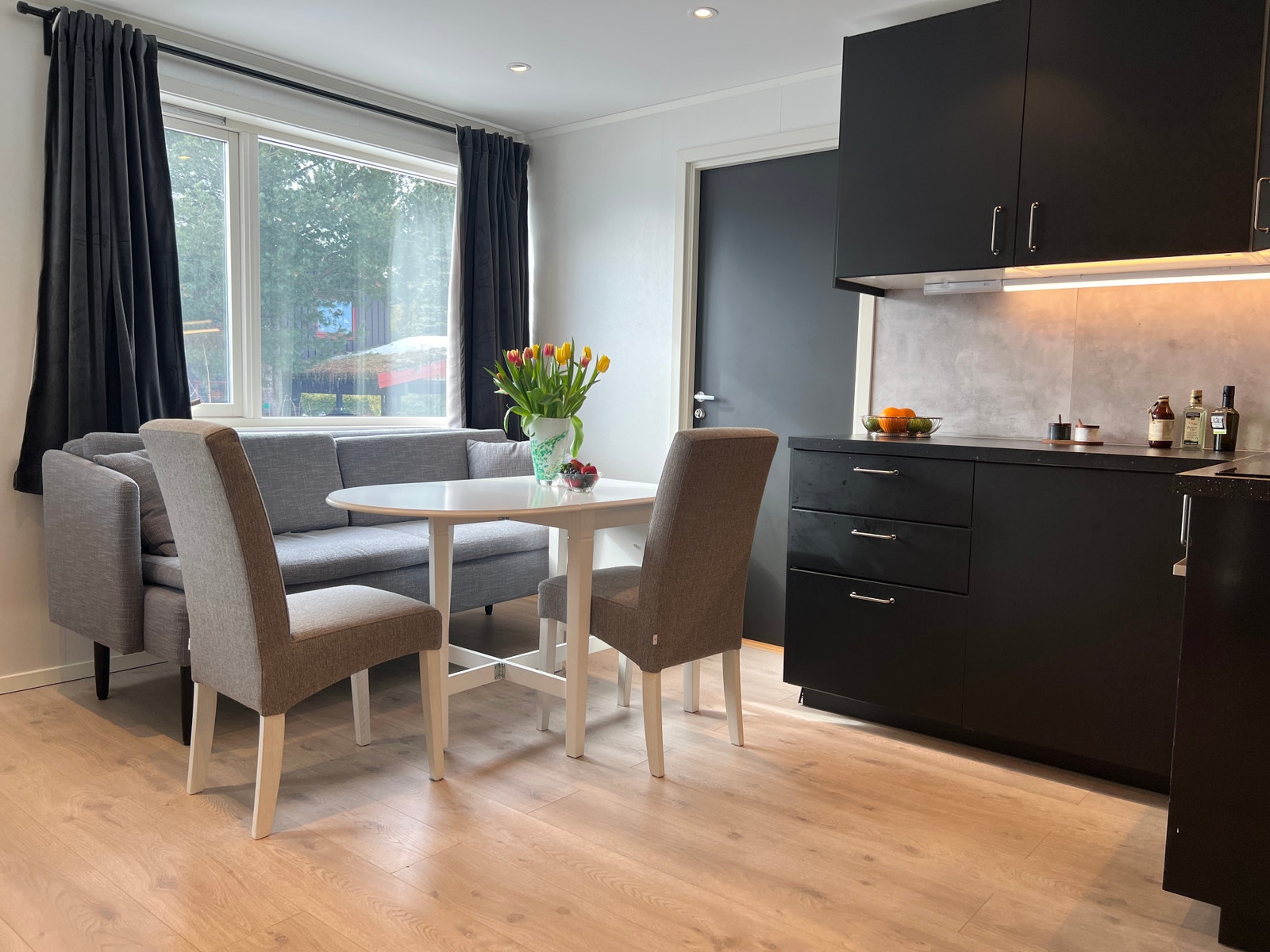 Spotter i tak og varmekabler på gulv Galleribilde