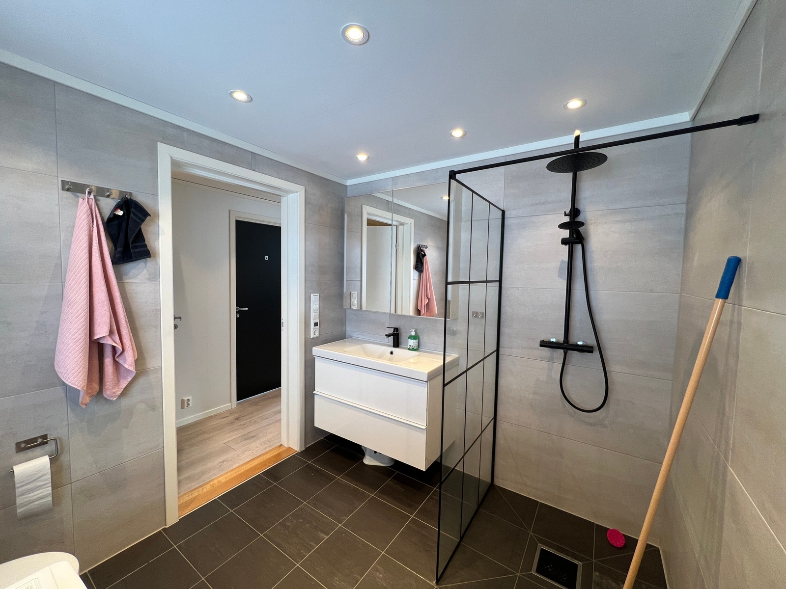 Bad med varmekabler og sporlight Galleribilde