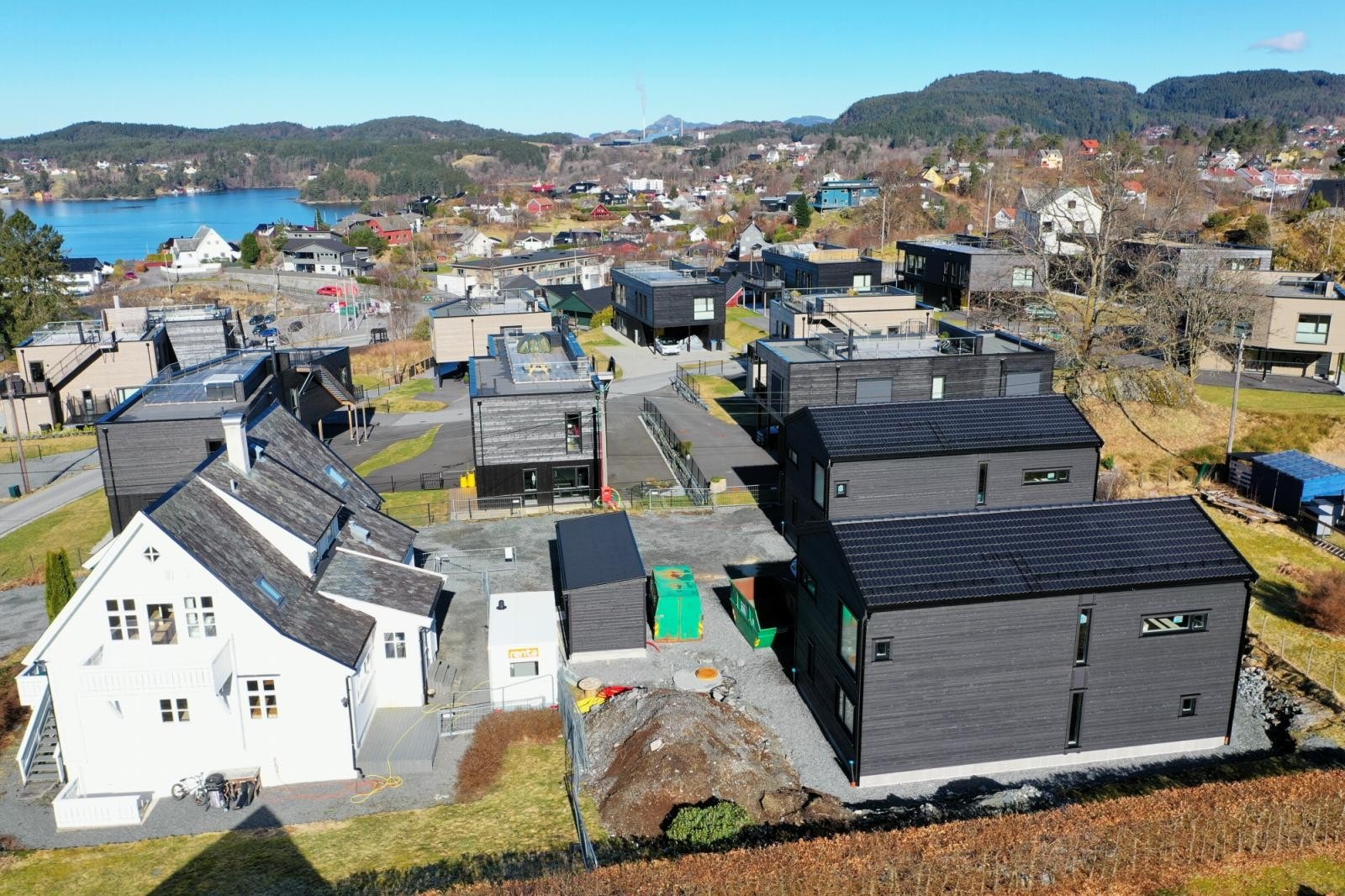Alle daglige servicetilbud finnes i nærheten og man får de beste forutsetningene for gode hverdager og flotte fridager i Fanavollen 14 A/B. Galleribilde