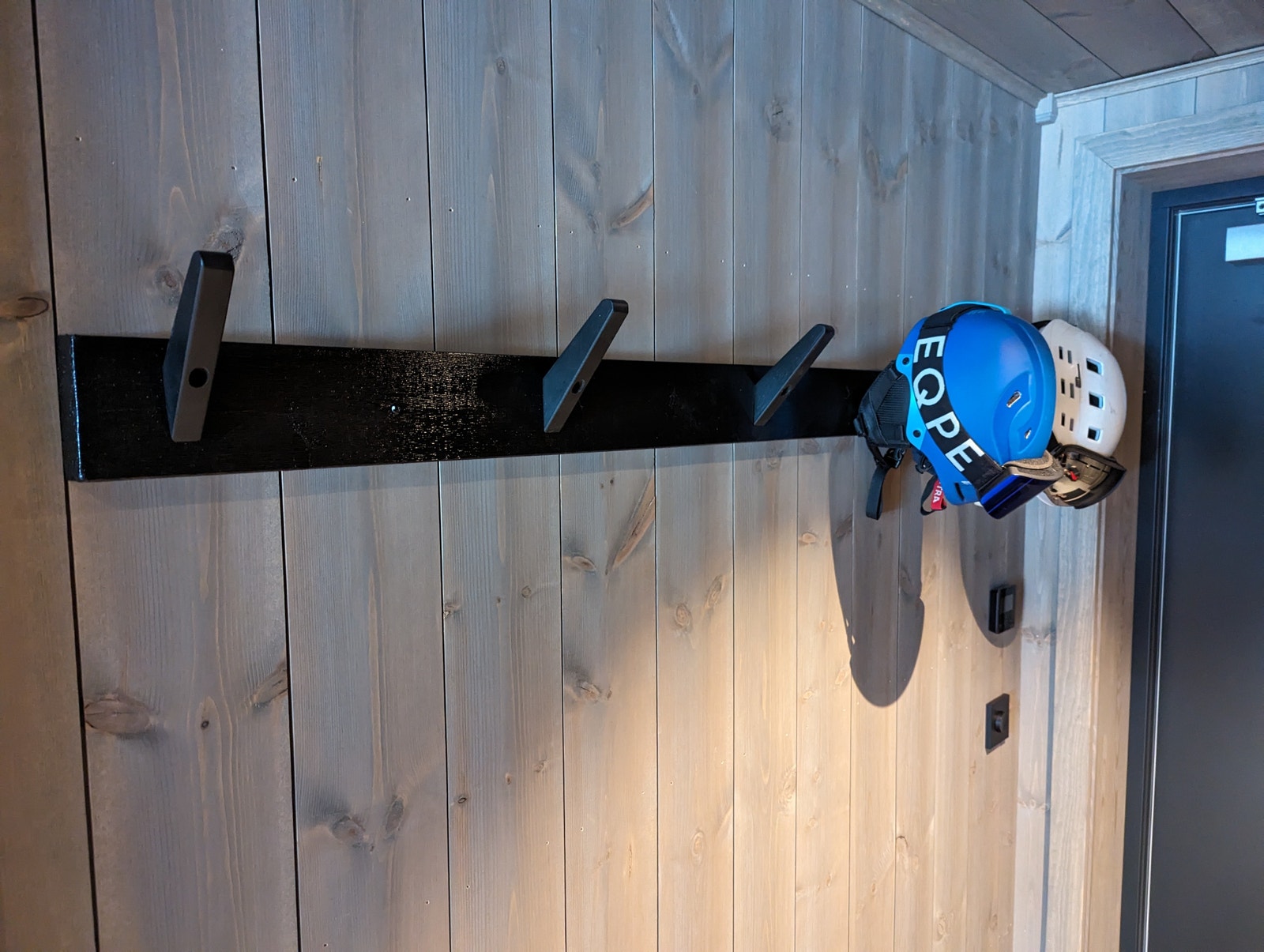 Egen knagg rekke til hjelmer Galleribilde