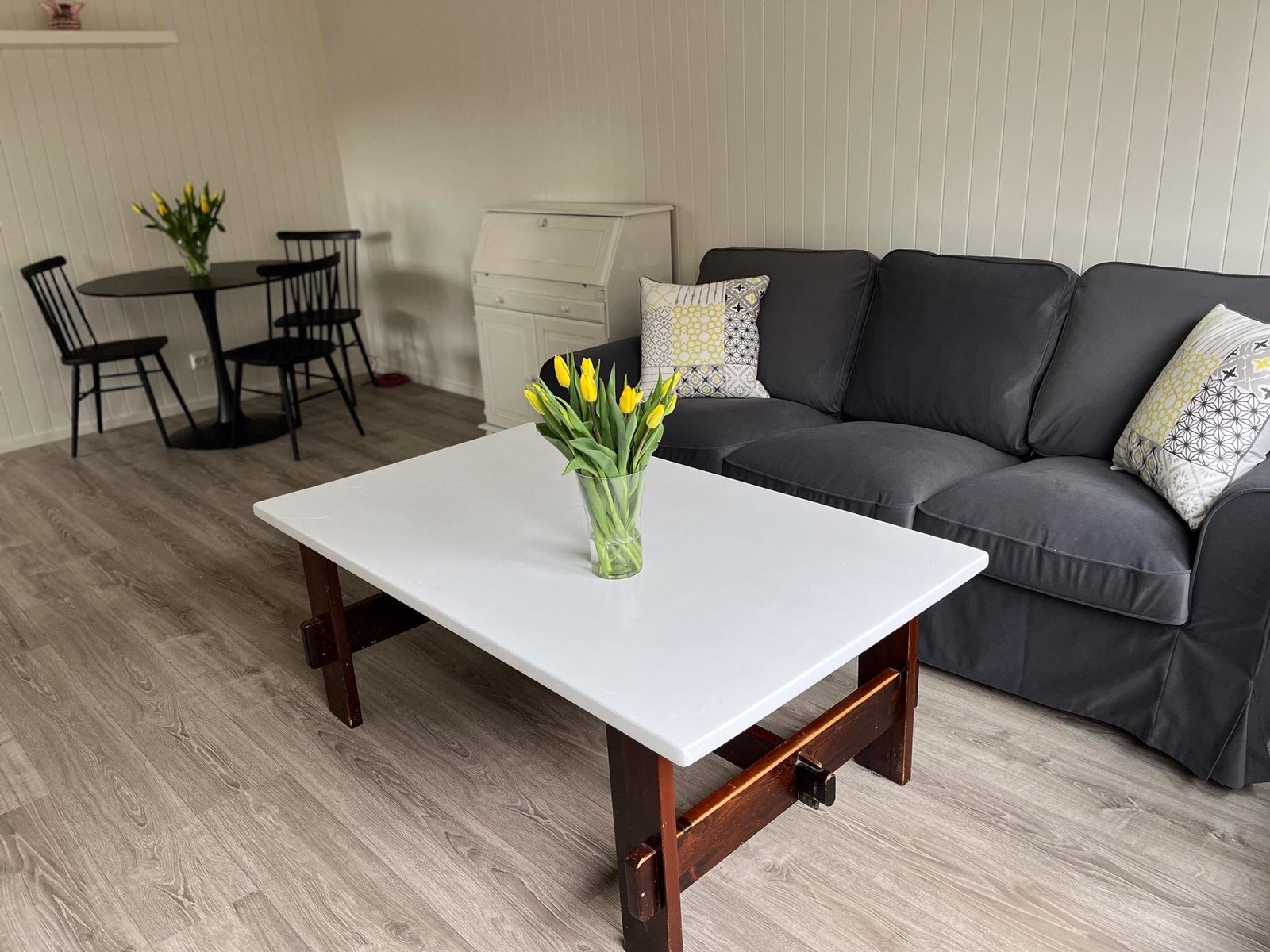 Stue med spiseborddel Galleribilde