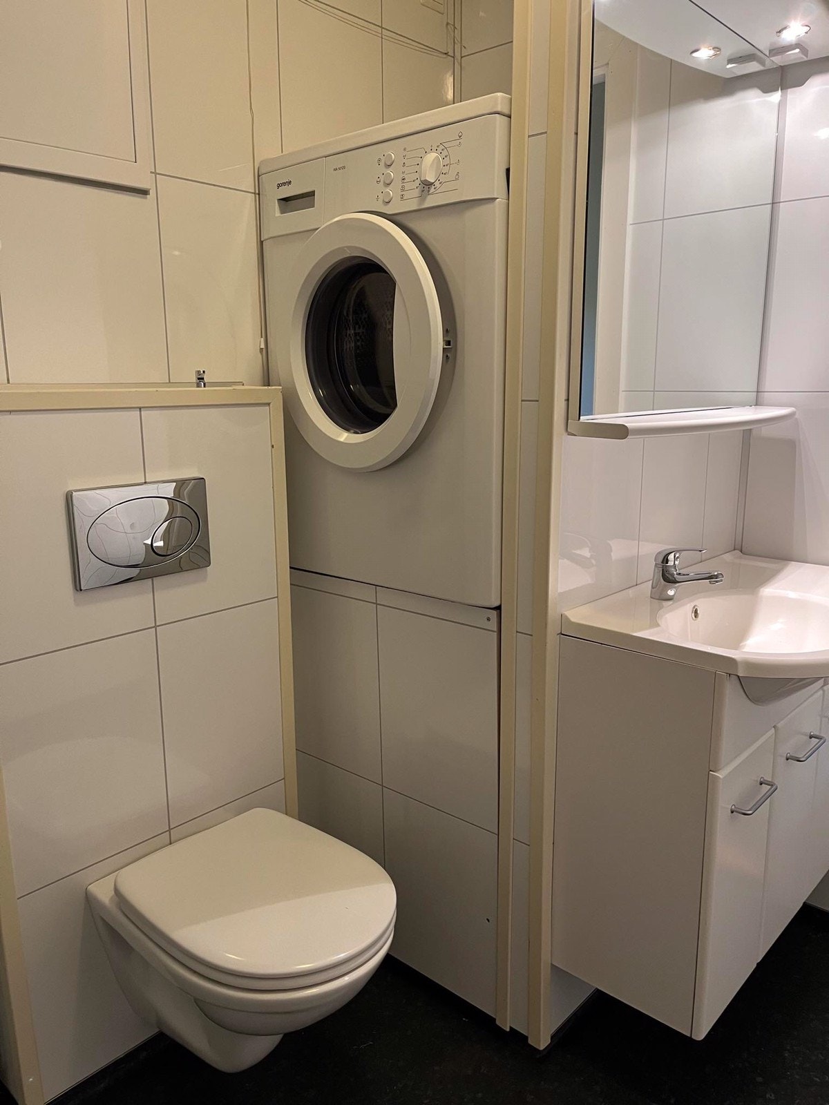 Fresh bad og lyst bad med vaskemaskin Galleribilde