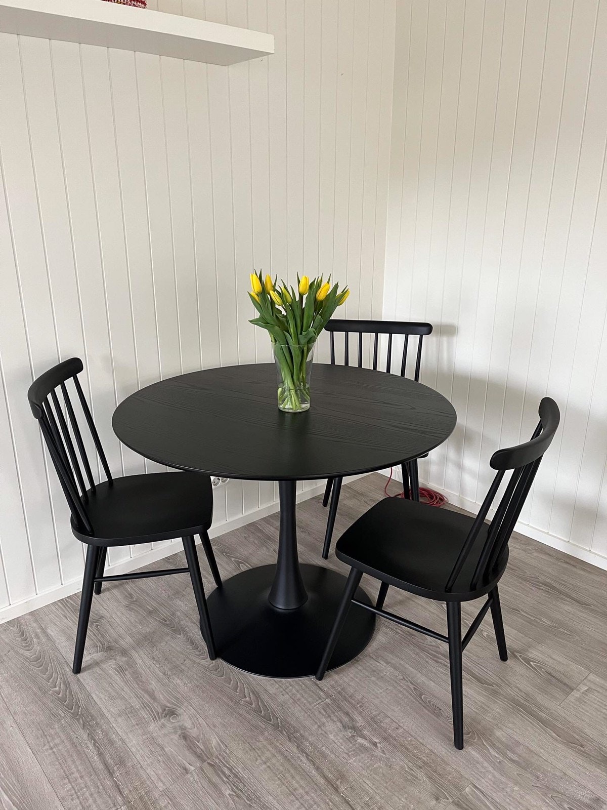 Koselig spiseplass med bord og tre stoler Galleribilde