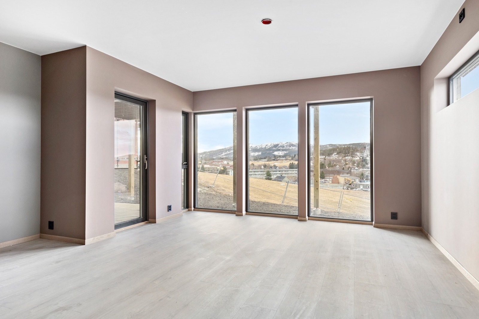 Stuen i 1. etasje har også uhindret utsyn og rikelig med naturlig innlys fra store vindusflater. Bilde fra annen lik enebolig under ferdigstillelse. Galleribilde