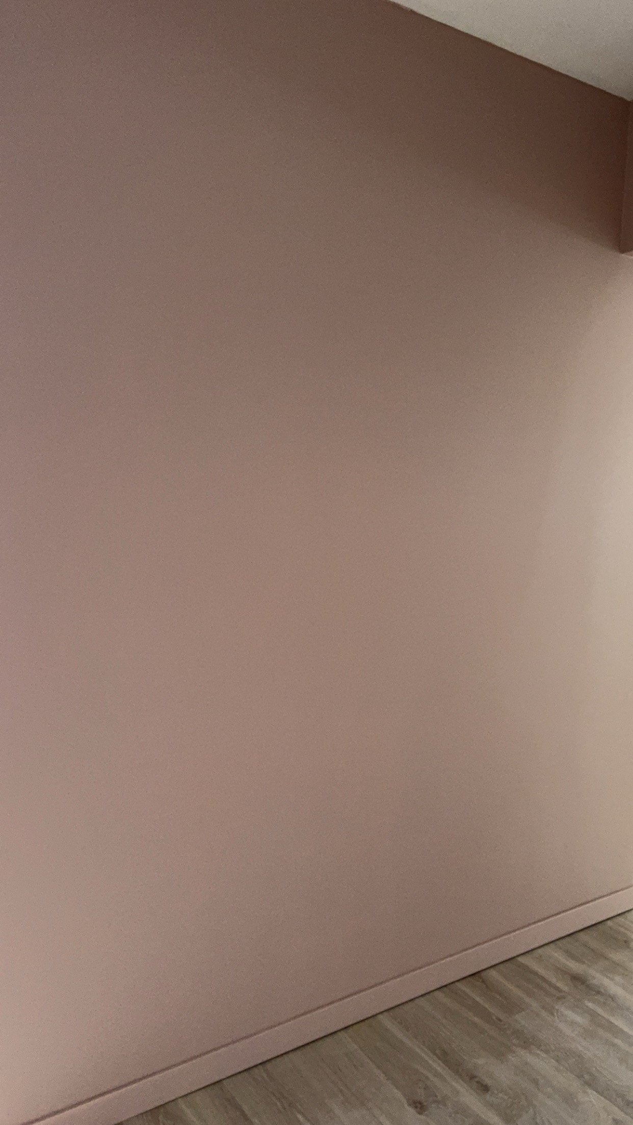 Leilighet D. Gang mellom soverom. Vegger malt i dus rosa, og nye laminatgulv. Galleribilde