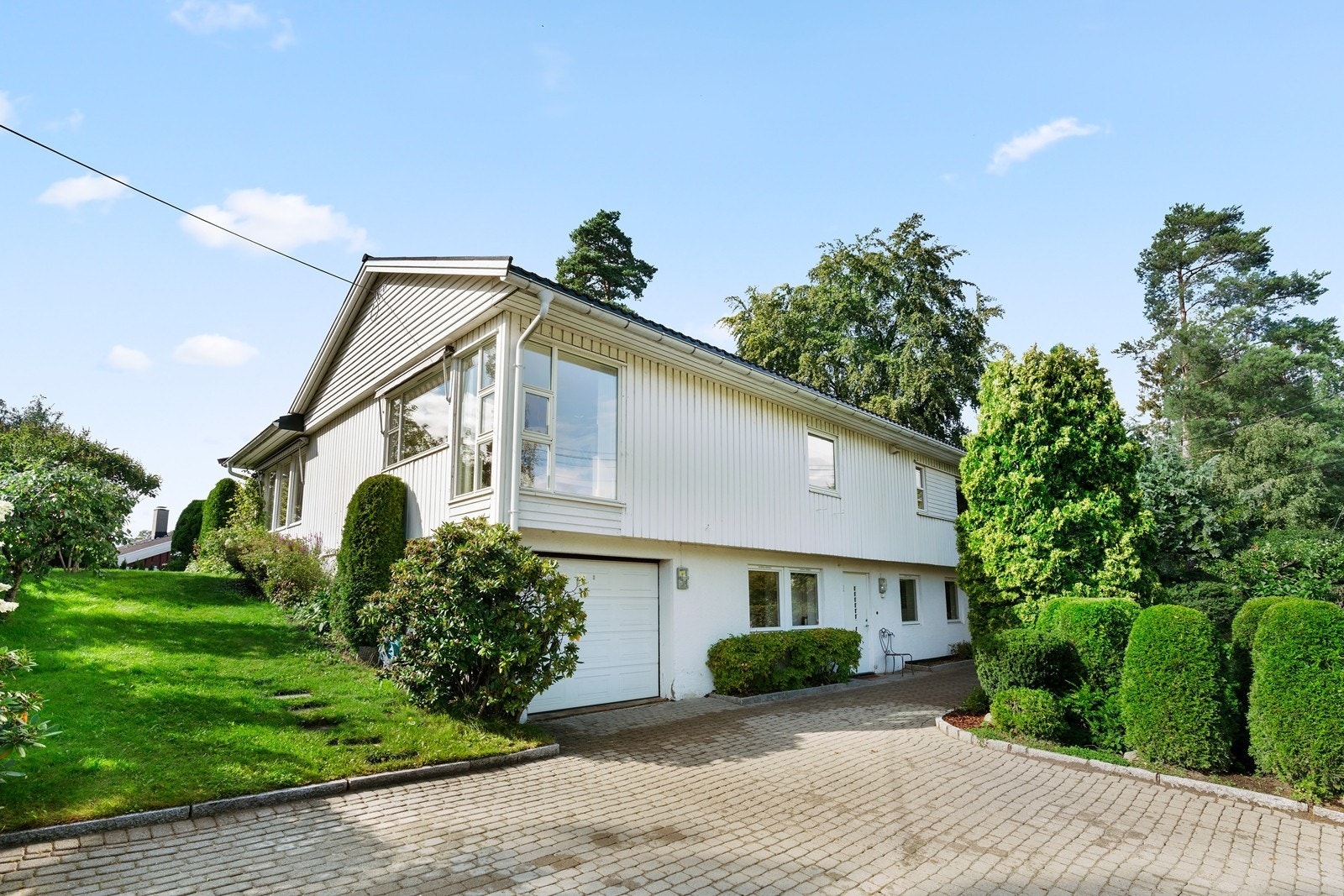 Bilde av huset fra før oppussing. Leiligheten har egen inngang med glassdør for å gi best mulig lysforhold. Tilgang til hage rett ved leiligheten. Galleribilde