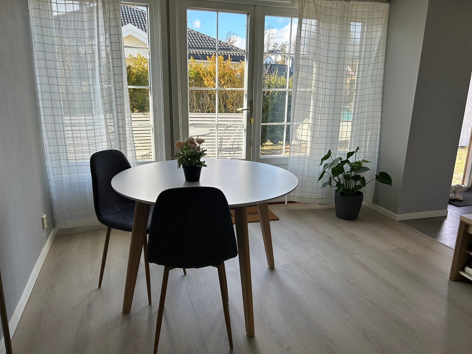 Stue/ kjøkken med utsikt mot hage Galleribilde