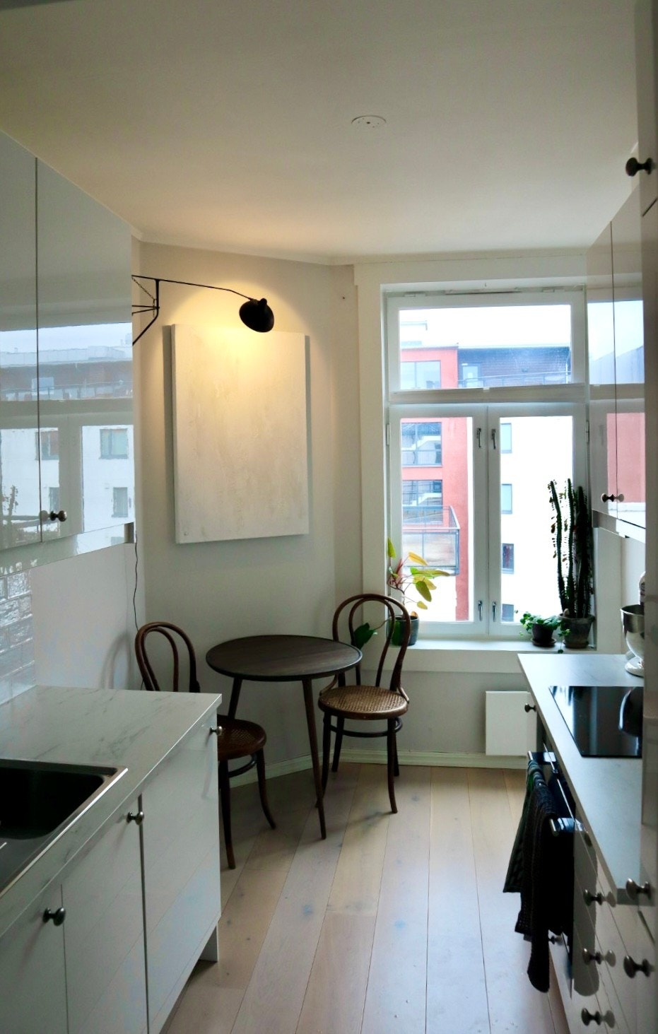 Kjøkken med alt utstyr og vaskemaskin Galleribilde