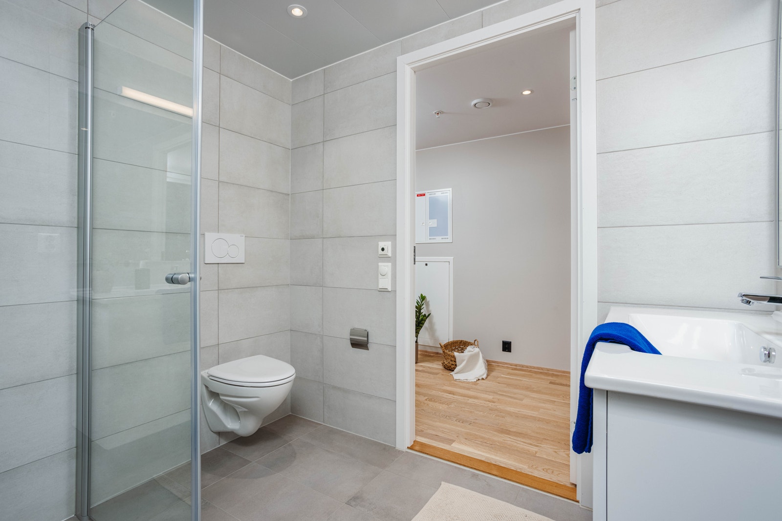 Badet leveres med flislagte vegger og gulv i tidløse farger. Galleribilde
