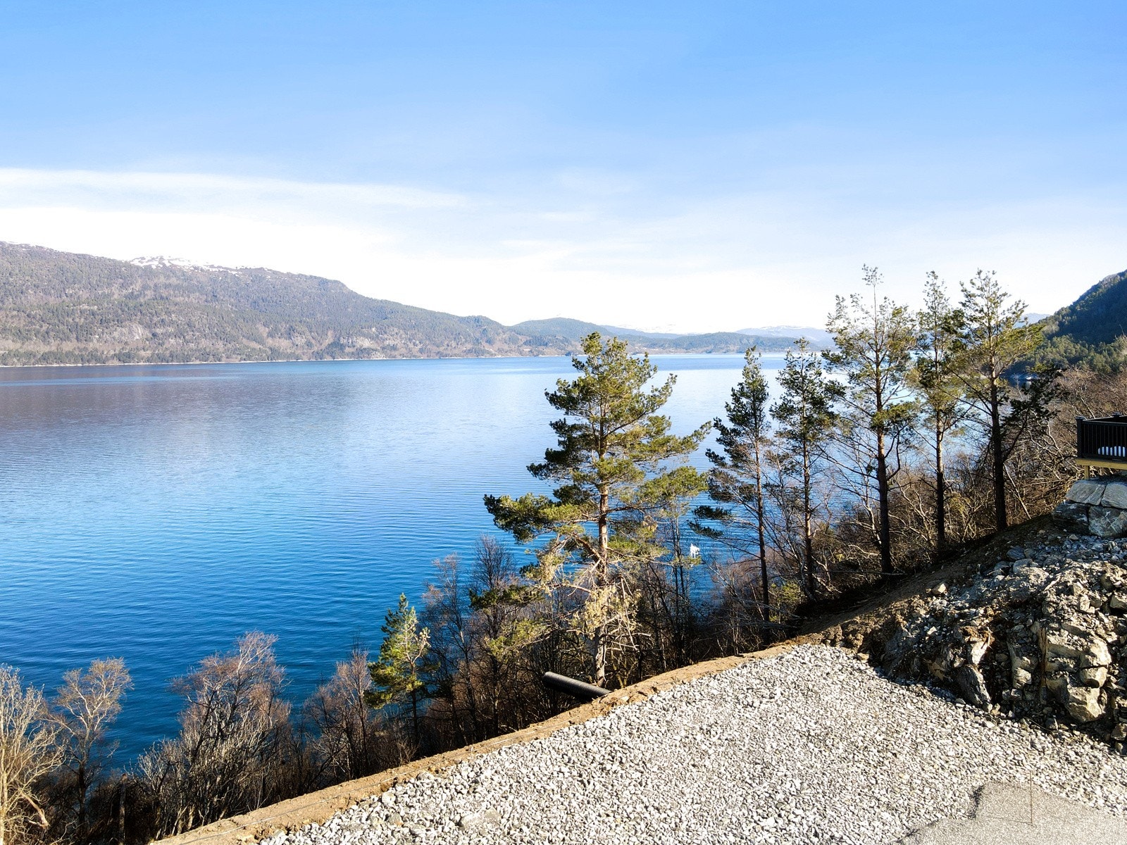 Fra terrassen kan du observere hjort, ørn, niser og laks som hopper i sjøen. Galleribilde