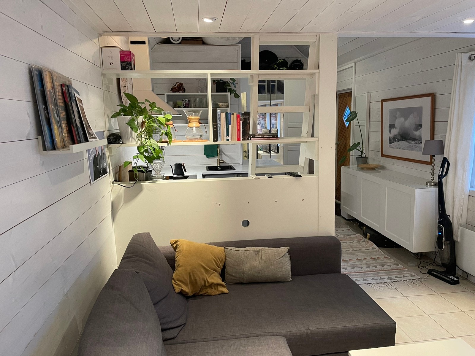 Fra stuedel mot kjøkken. God plass til bøker etc. i hyllen som skiller stue/kjøkken Galleribilde