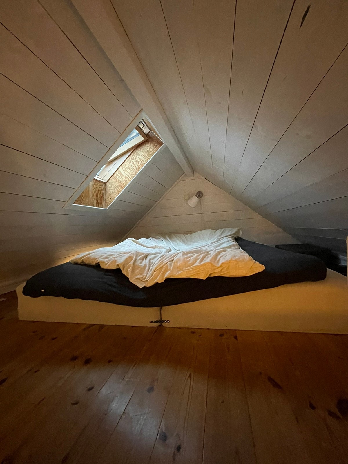 Sovealkove i «2.etg» med takvindu. Ny seng skal settes inn. (Gammelt bilde) Galleribilde