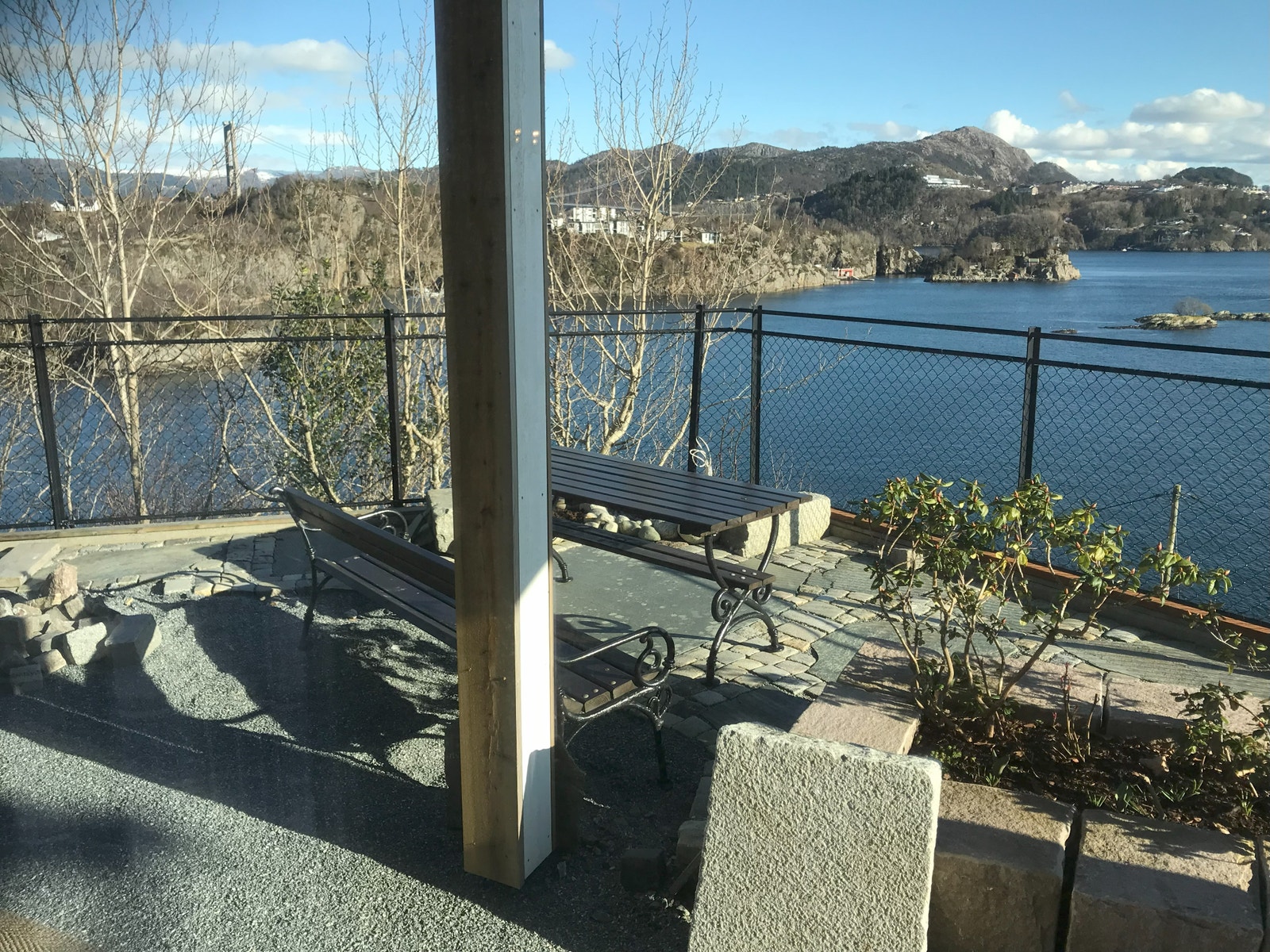 utsikt, uteareal med benk og bord Galleribilde