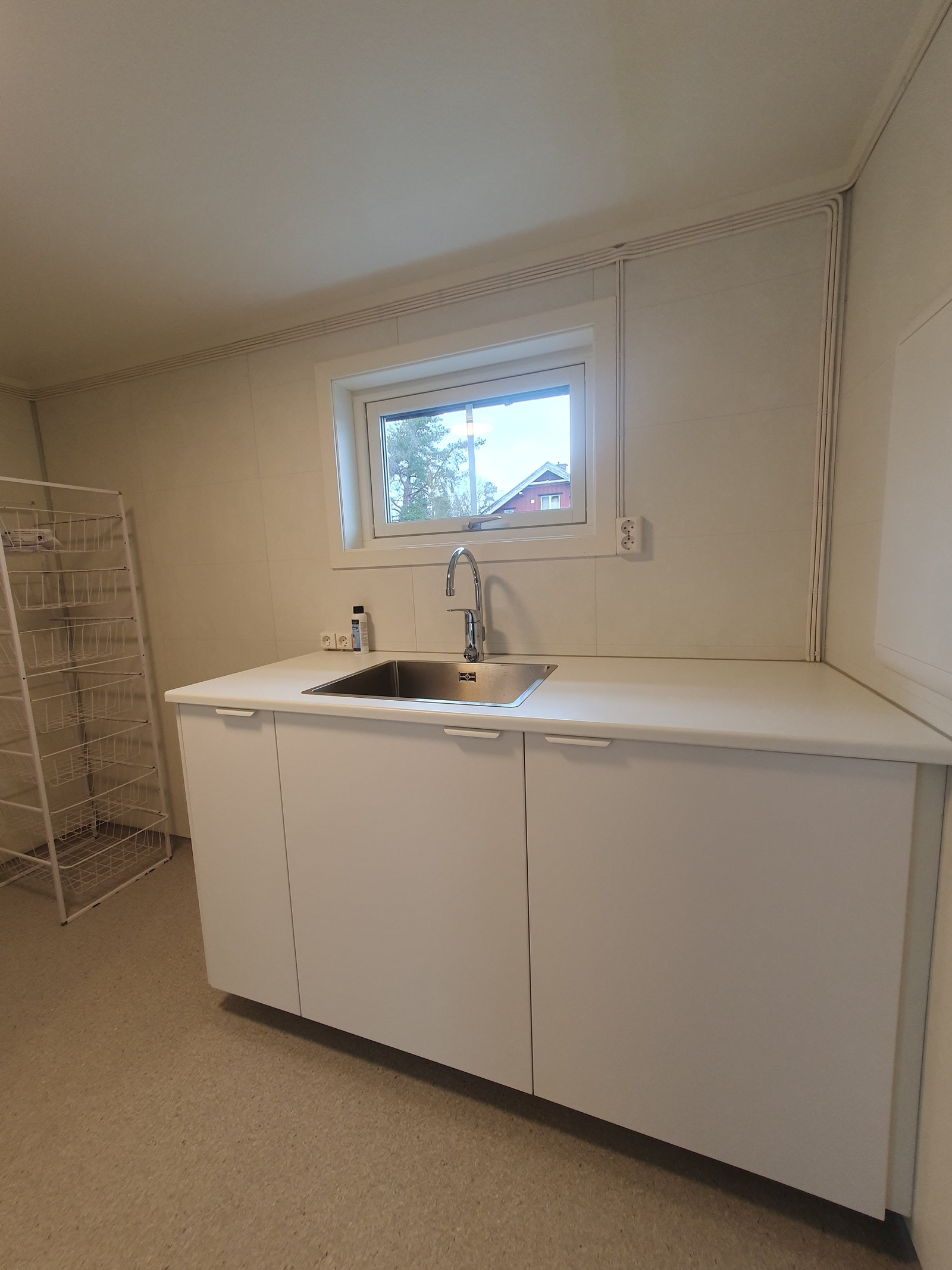 Vaskerom med plass for oppbevaring Galleribilde