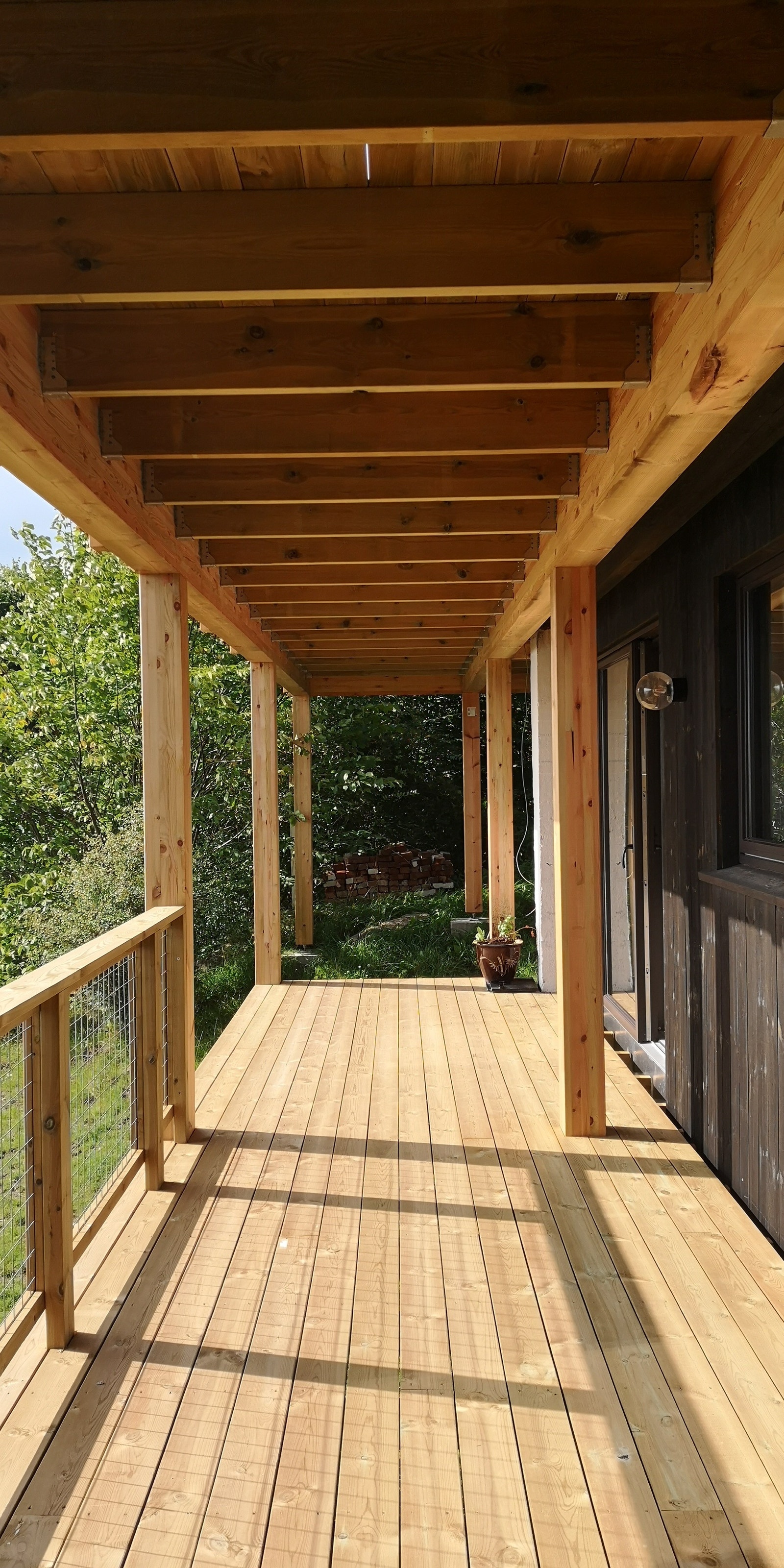 Terrassen som er tilgjengelig fra alle soverom og kobler seg til hagen. Galleribilde