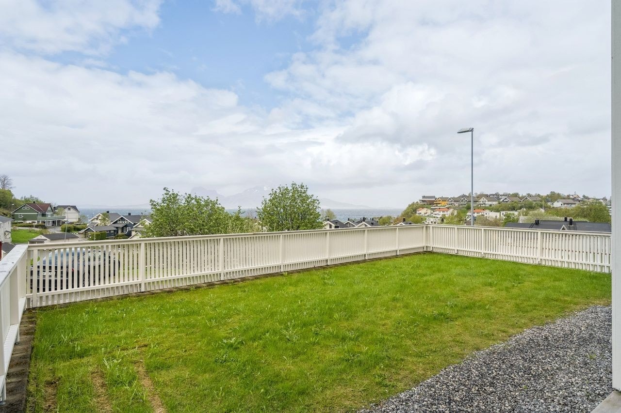 Utsikt mot Landegode og midnattsola Galleribilde