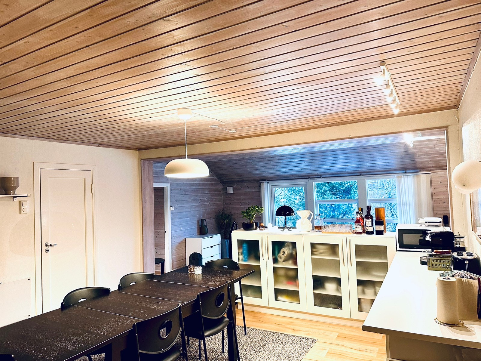 Kjøkken - plass til mange ved spisebordet Galleribilde