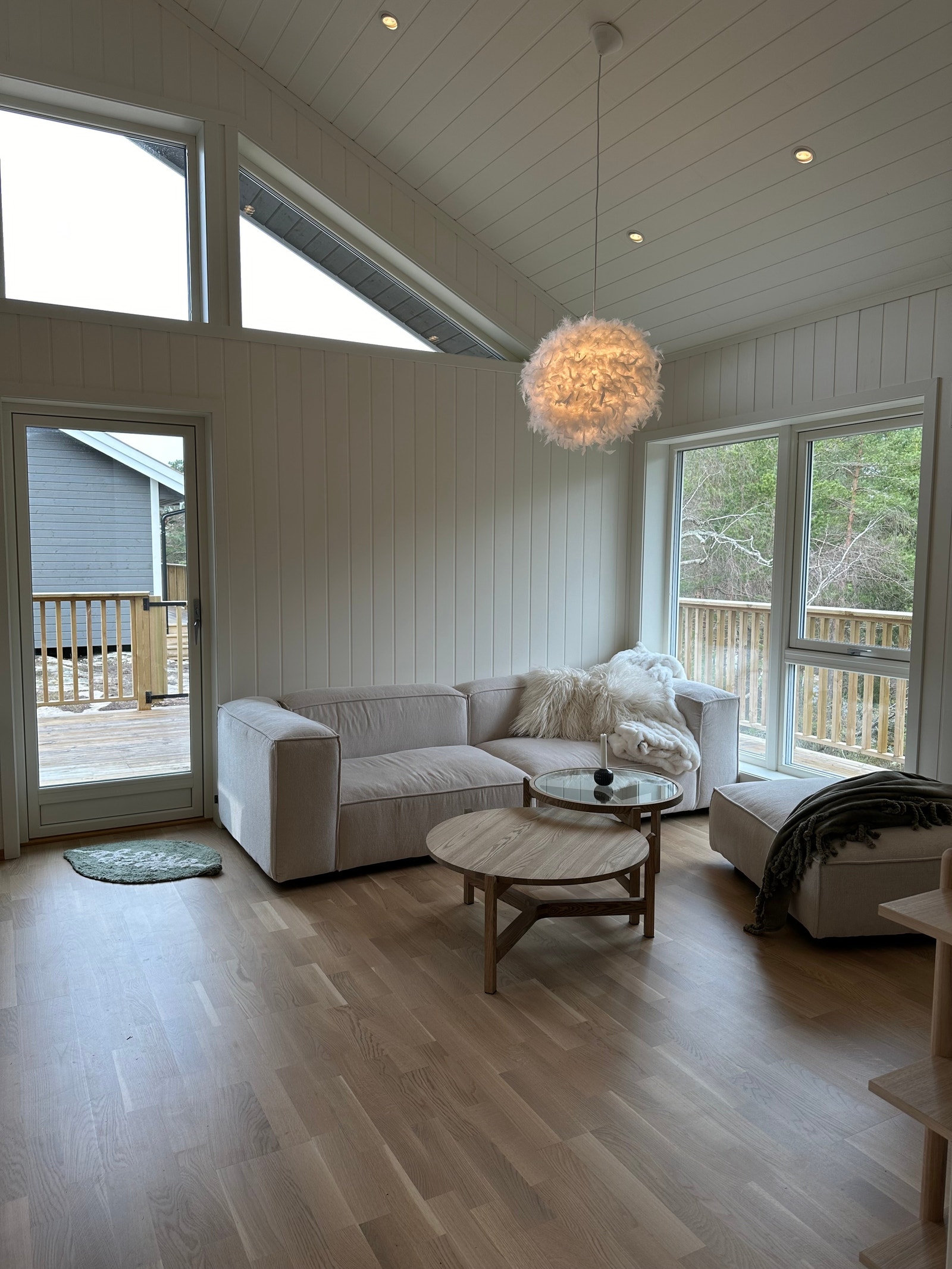 Stue med utsyn til terrassen. Galleribilde