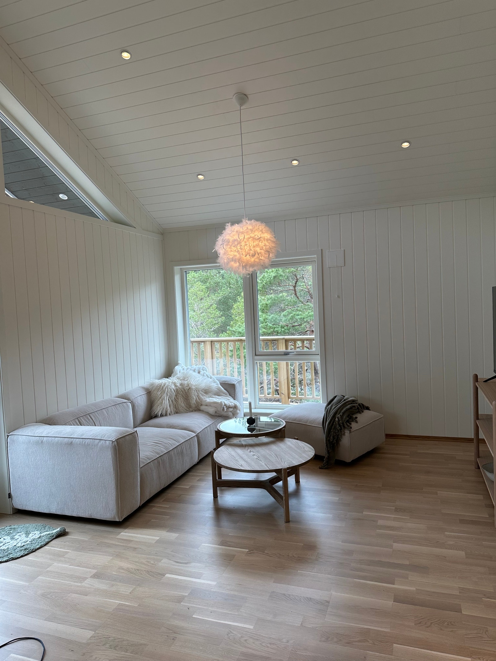 Stue med utsyn ned mot vei. Galleribilde