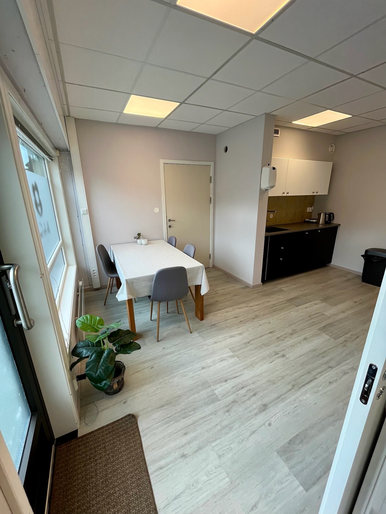 Kjøkken med spiseplass til 10 Galleribilde