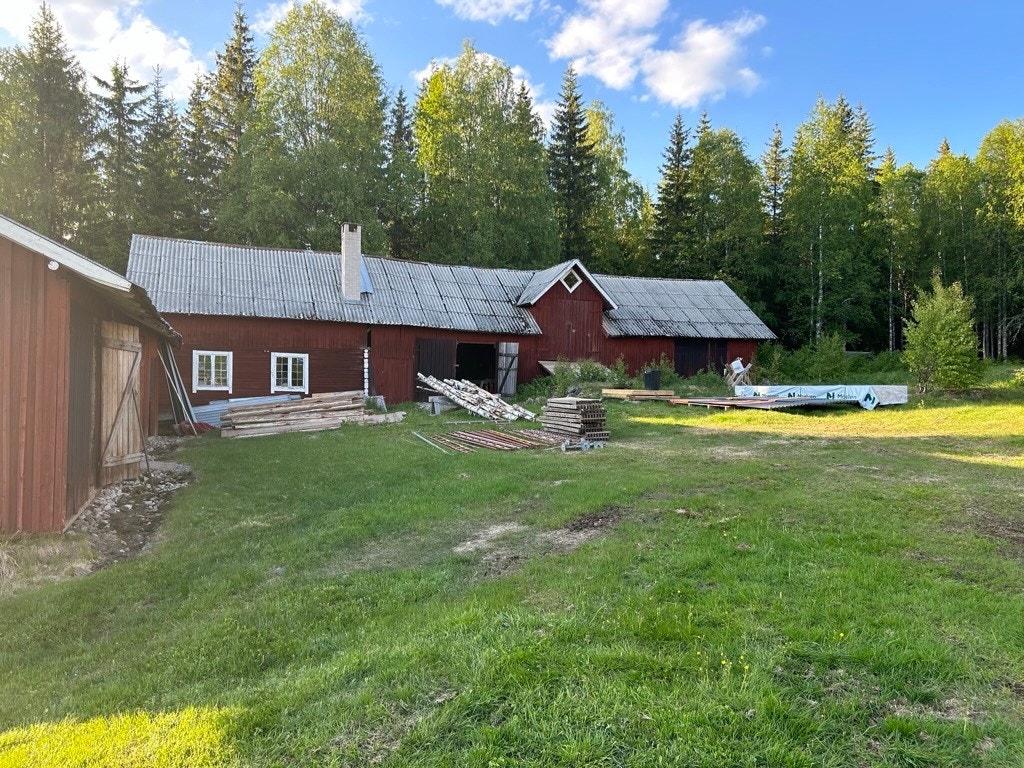 Opprinnelig låve, ganske falleferdig. Avstiving/utbedring. Galleribilde