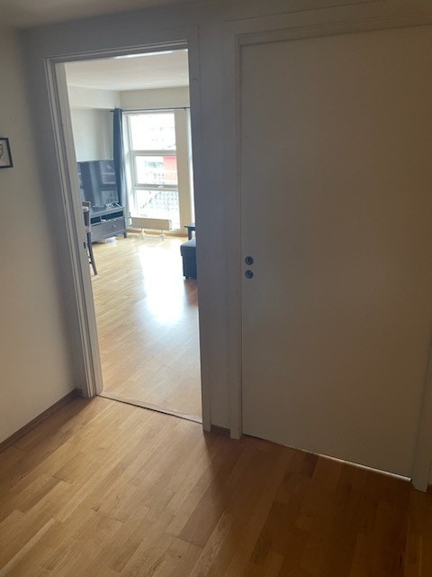 Romslig gang og innvendig bod som kan brukes som arbeidsrom Galleribilde