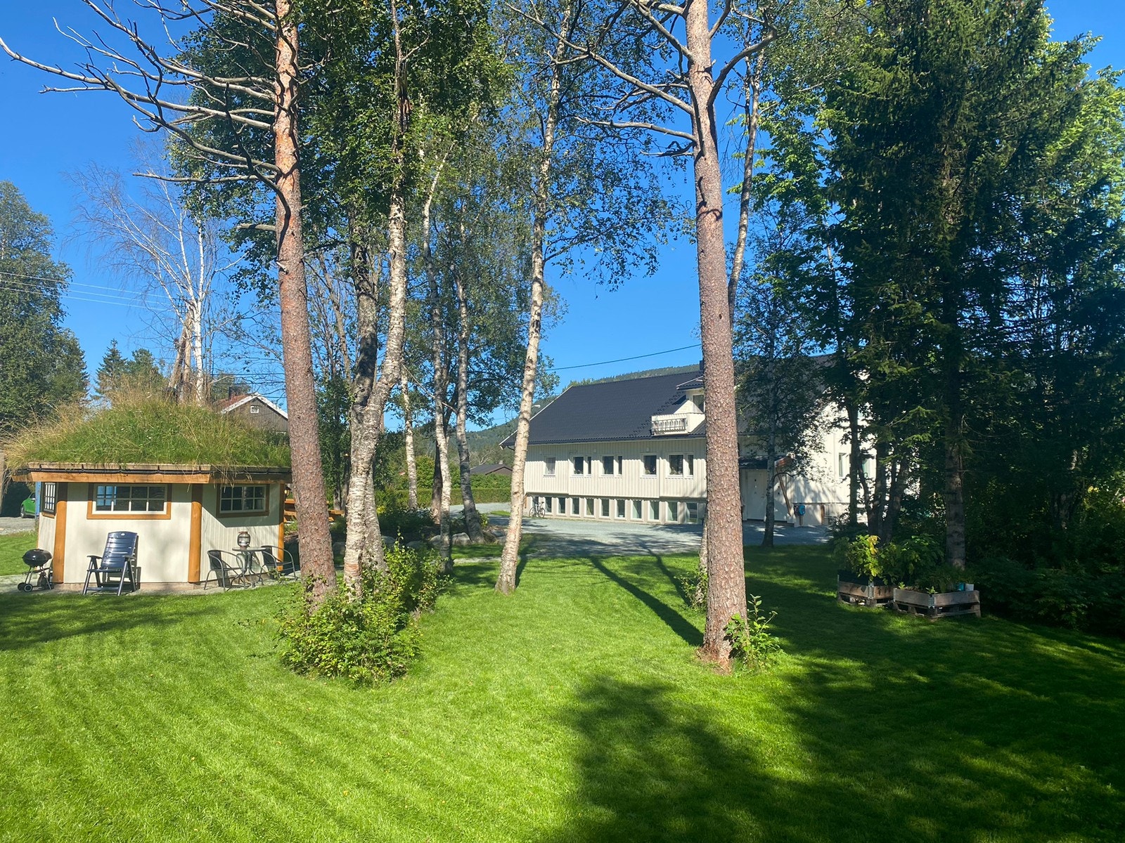 Stor solrik plen og hage Galleribilde