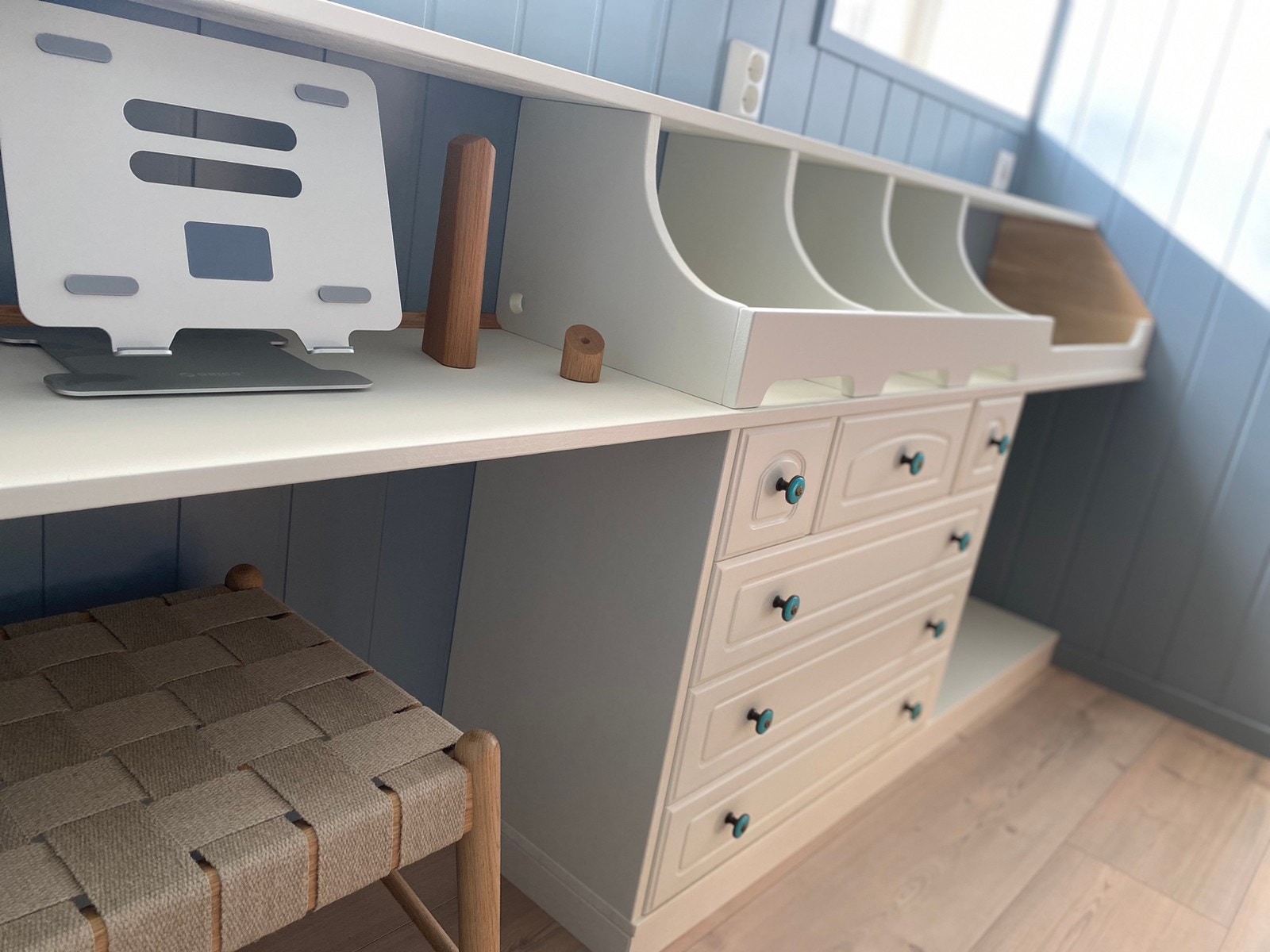Mini skrivebord / Kles-hylle Galleribilde