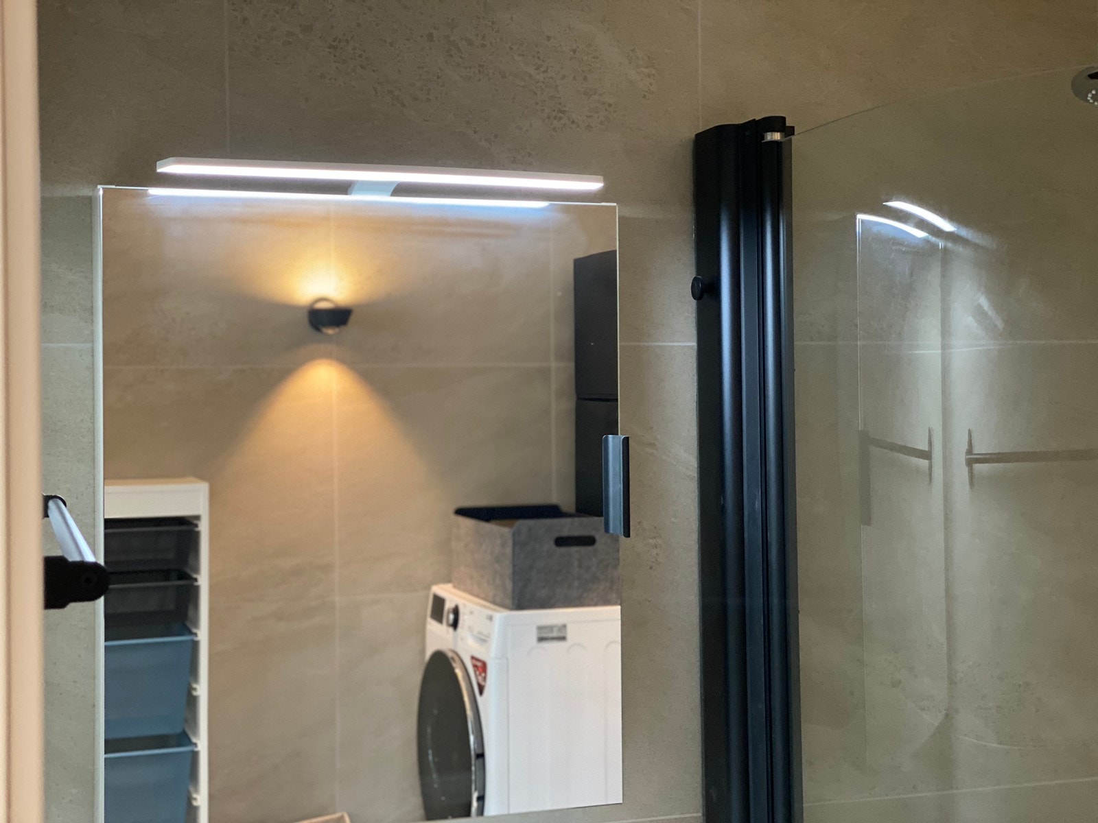 2x 230v inni speilskap Galleribilde
