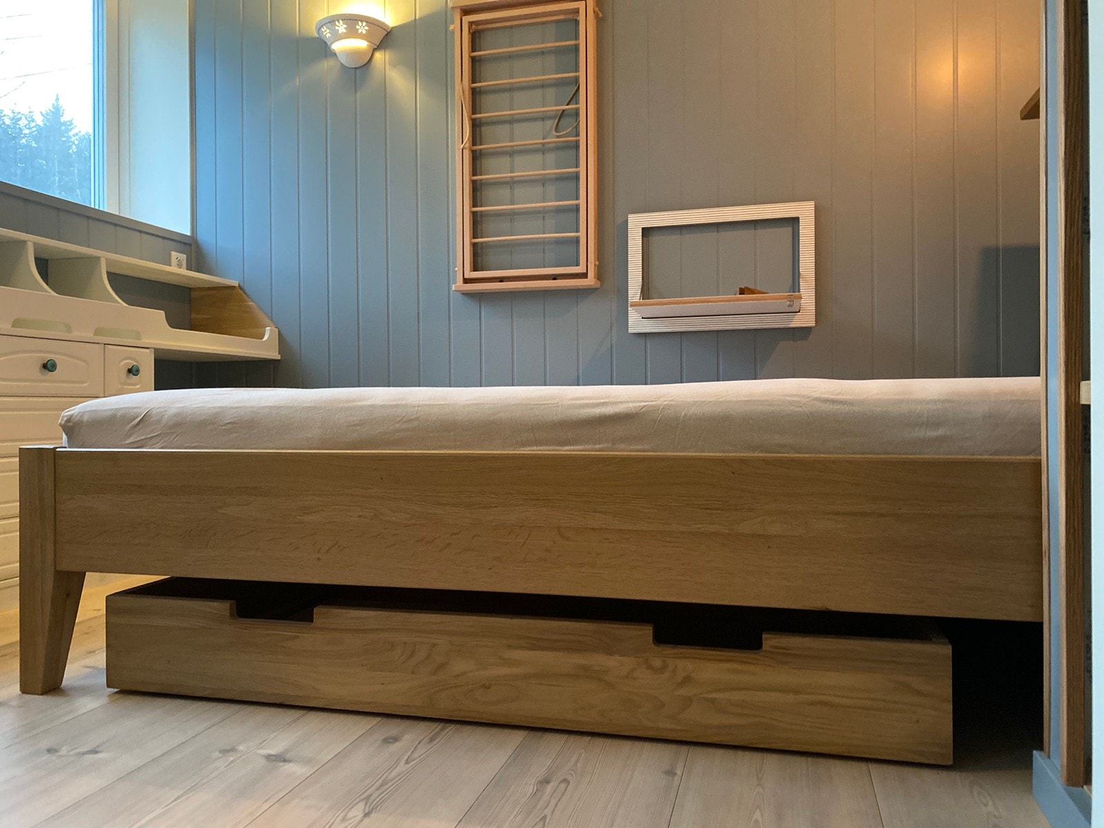 Stor kasse på hjul under senga Galleribilde