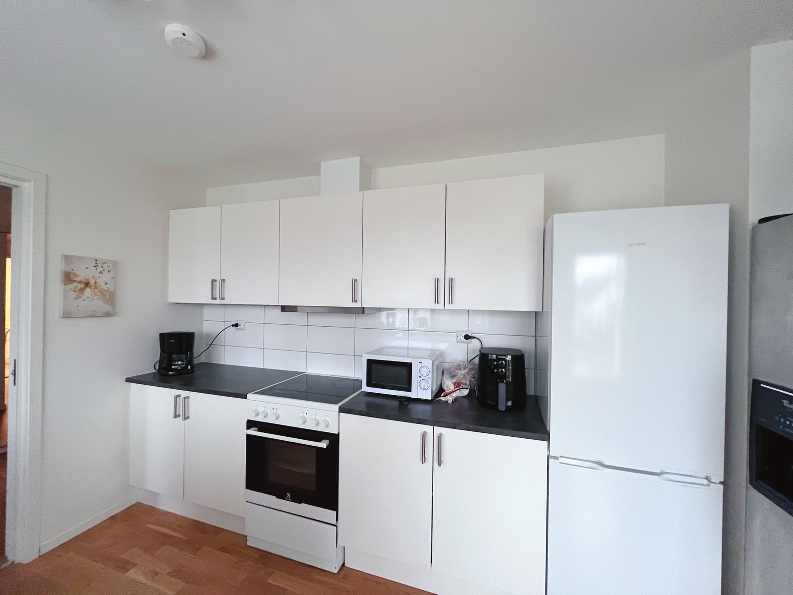 God skap- og benkeplass på kjøkkenet. / Good cabinet and countertop space in the kitchen Galleribilde