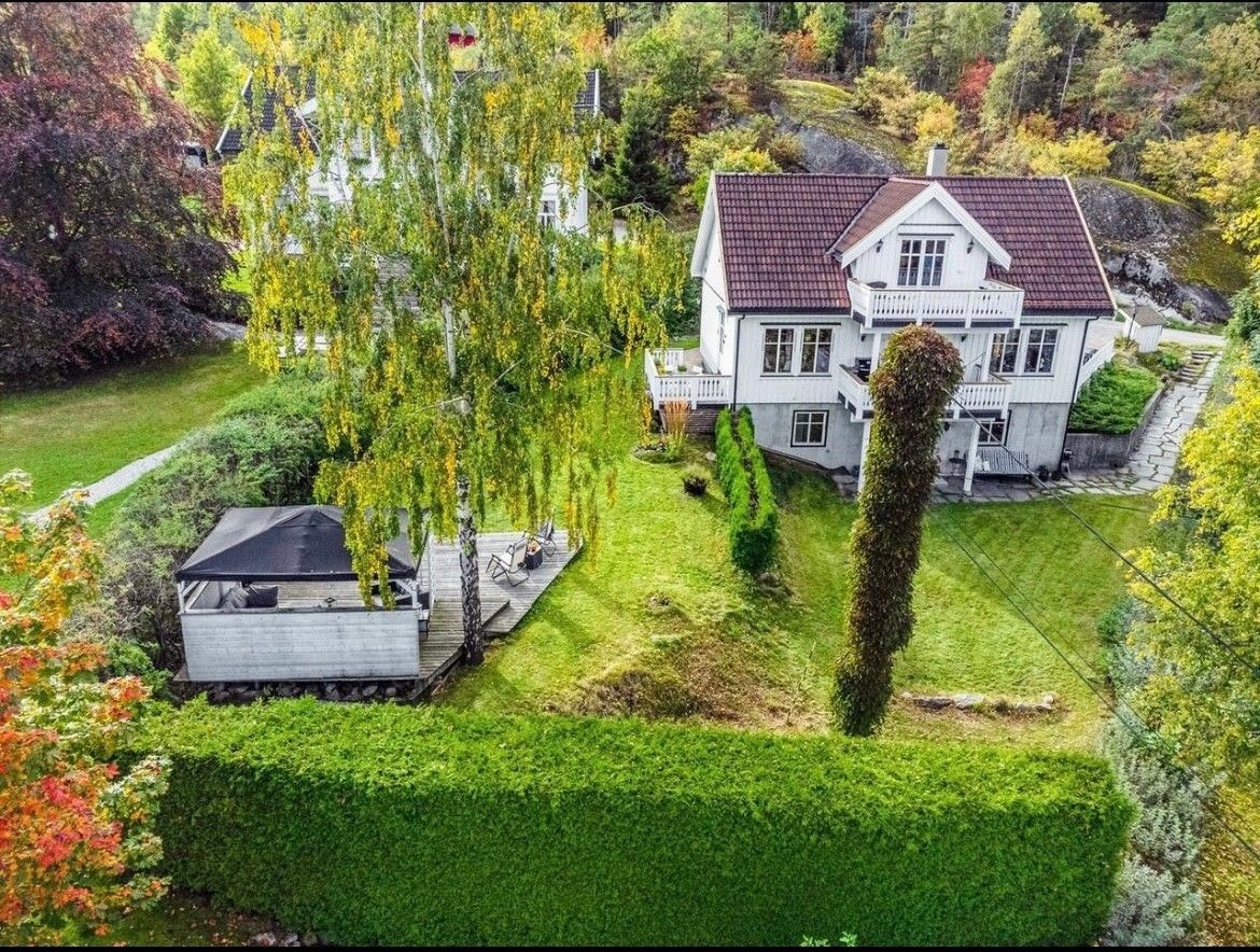 Leilighetens inngang og del av hage er til høyre i bildet Galleribilde