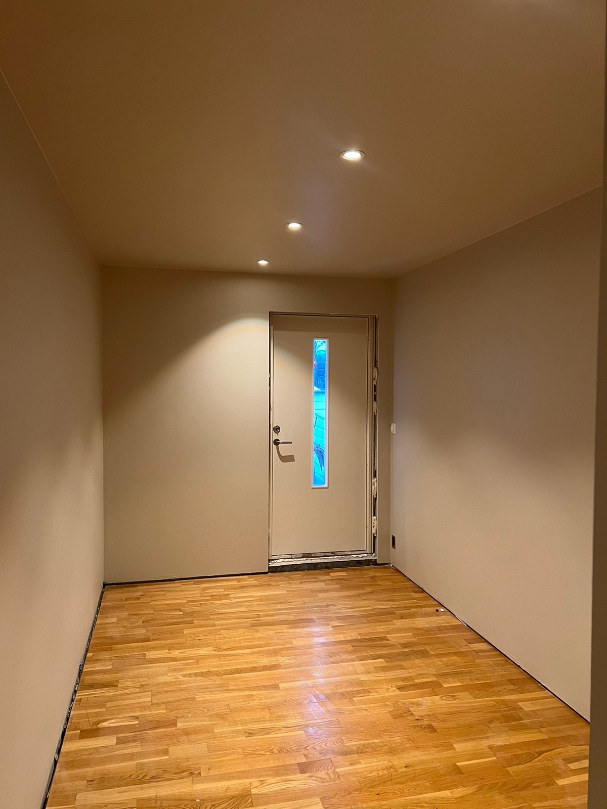 Stor entré, det står et stort garderobeskap med speil her. Galleribilde