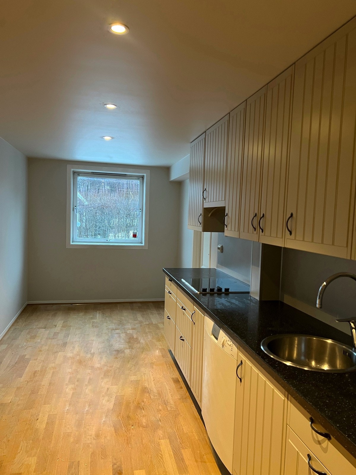 Kjøkken m/utsikt til hagen Galleribilde