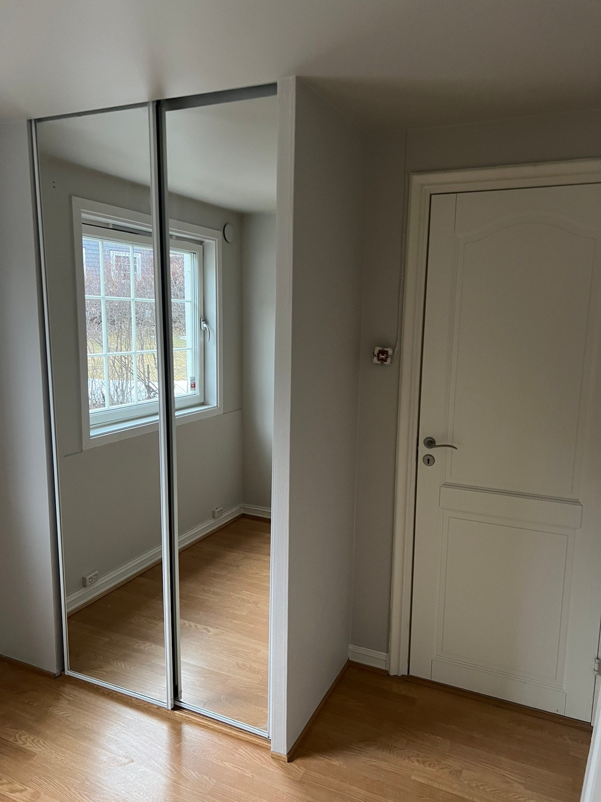 (2) Integrert garderobe med speildører Galleribilde