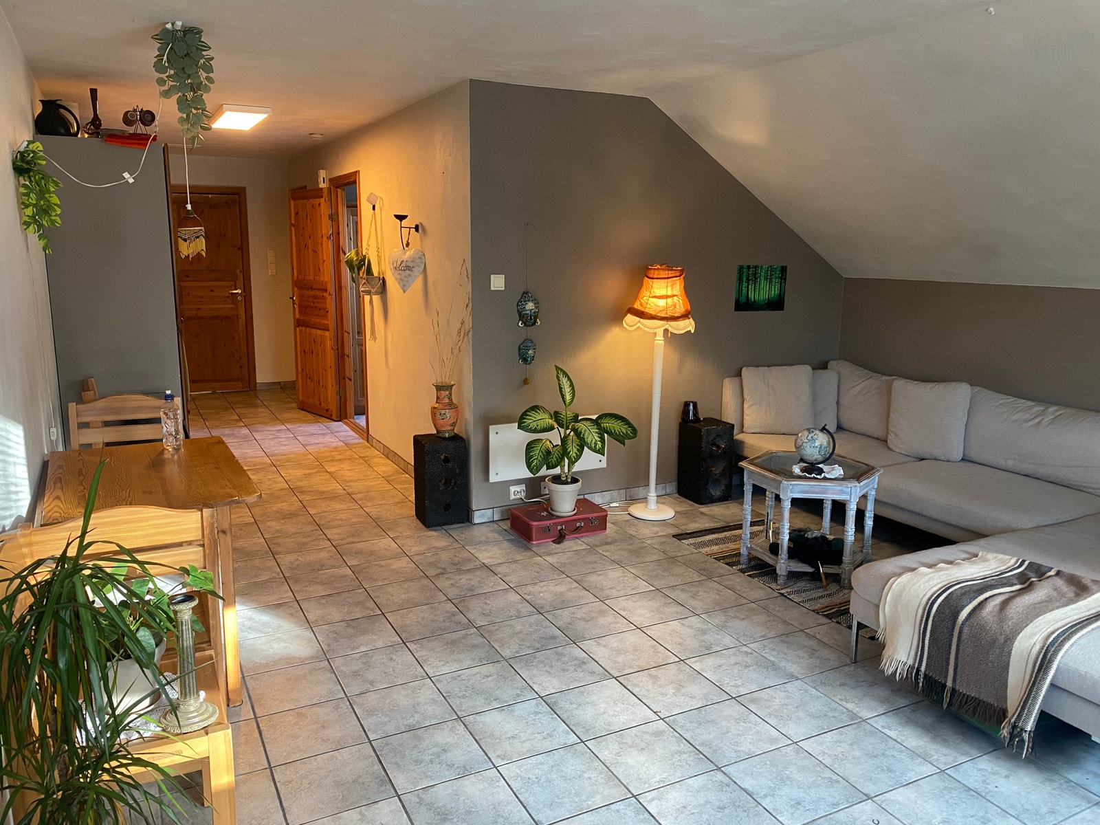 Nymalte vegger i stuedel i ledig hybel. Galleribilde