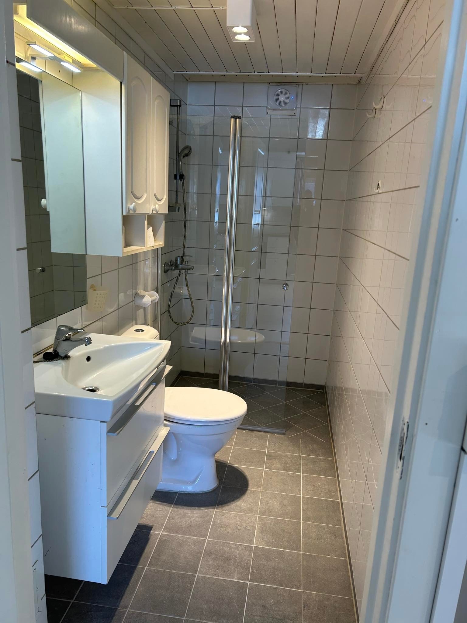 Nytt bad, dusjkabinett. Galleribilde