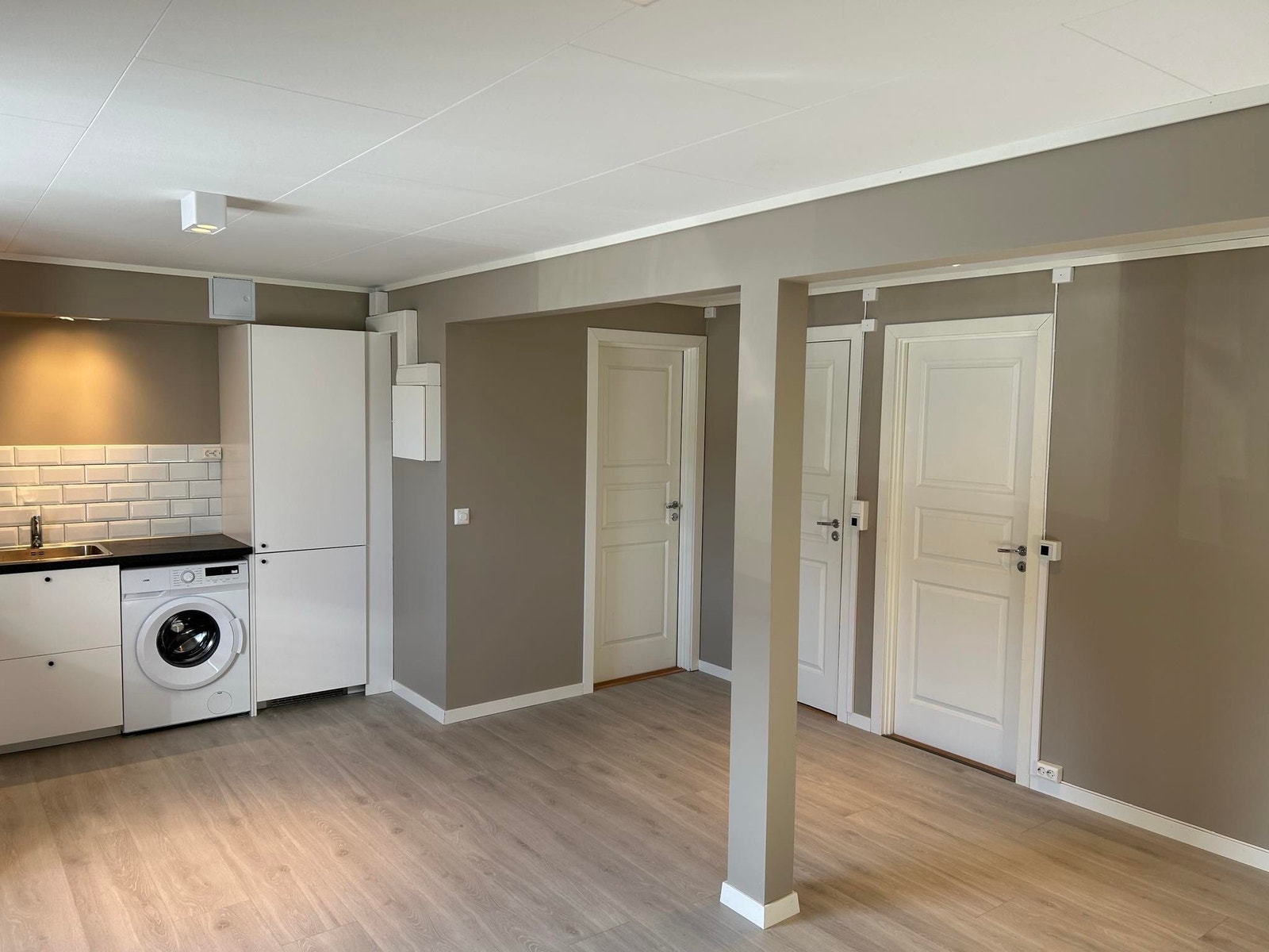 Stue/kjøkken med laminatgulv med varmefolie Galleribilde