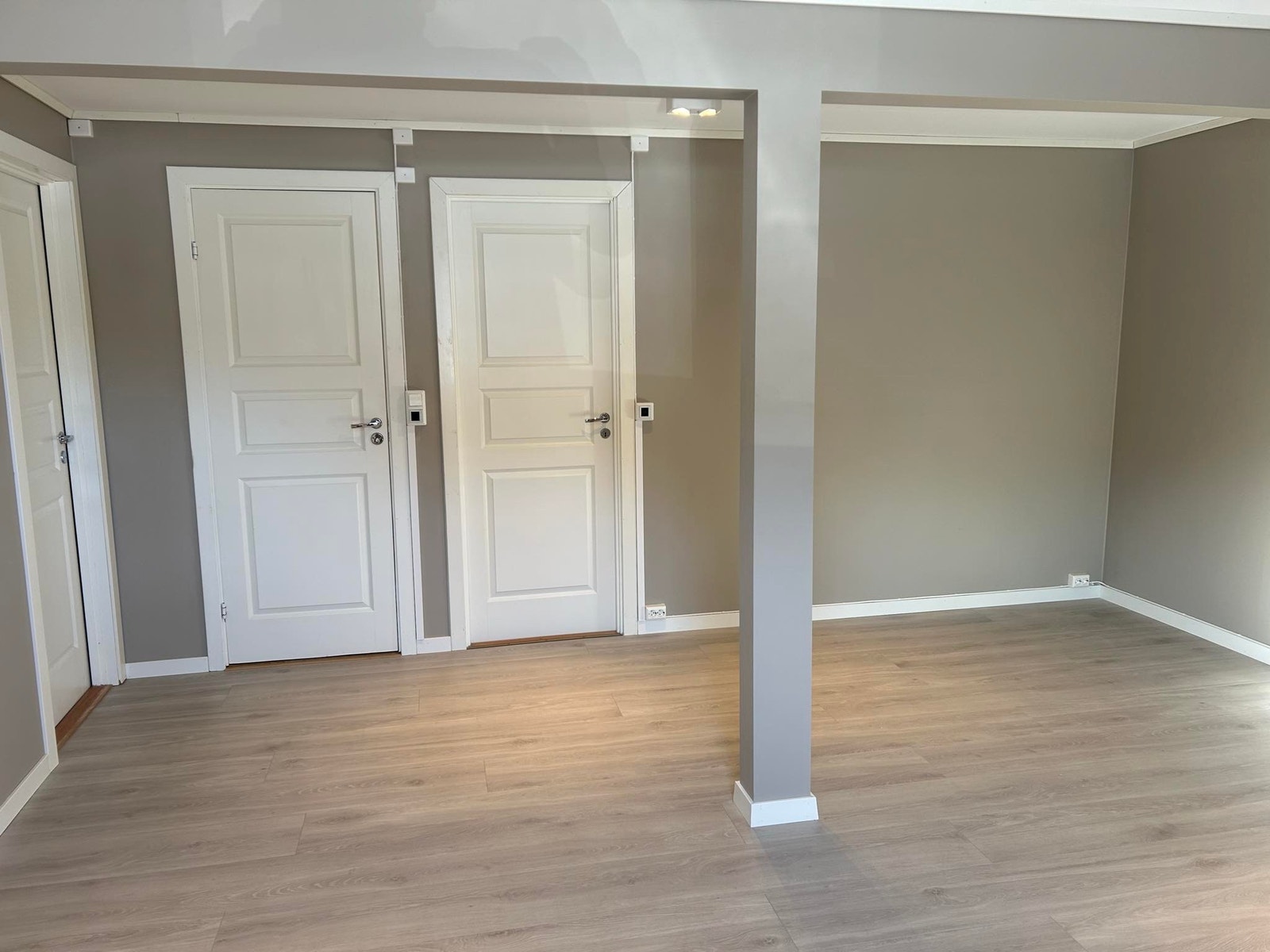 Retning mot bad( dør nr 2) og soverom (dør nr 3). Dør nr 1: lydisolert låst dør som og går til eiers hoveddel. Galleribilde