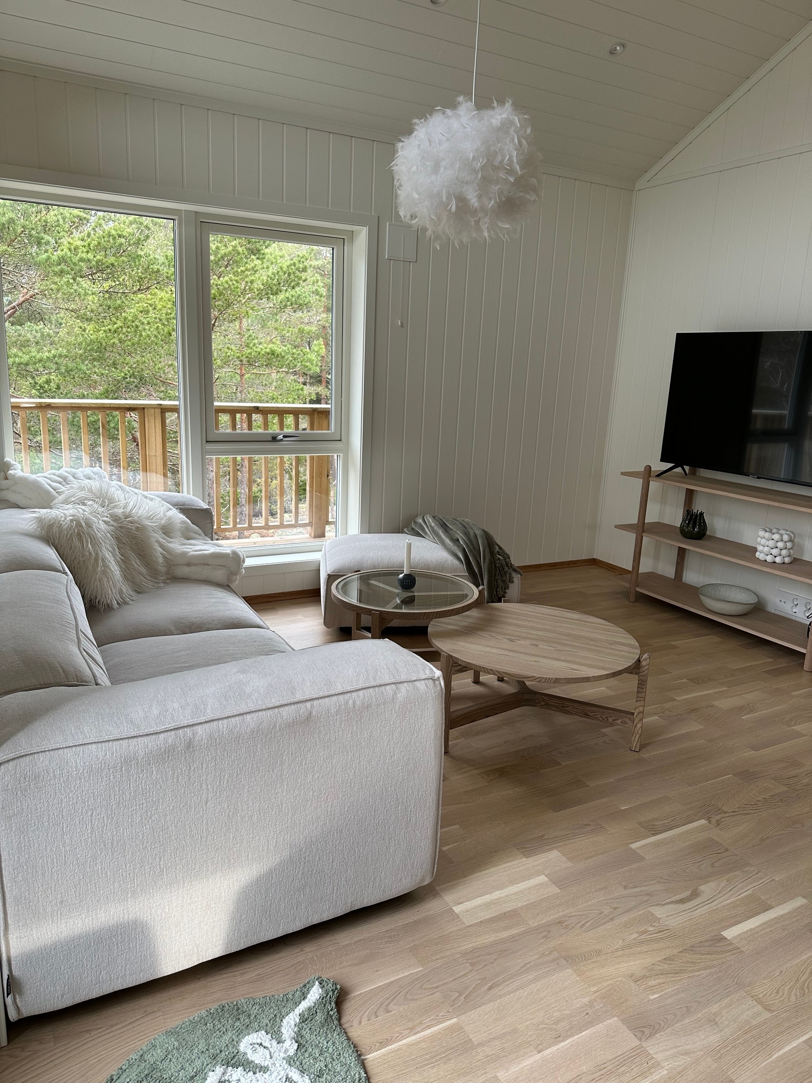 Stue sett fra spiseplass. Galleribilde