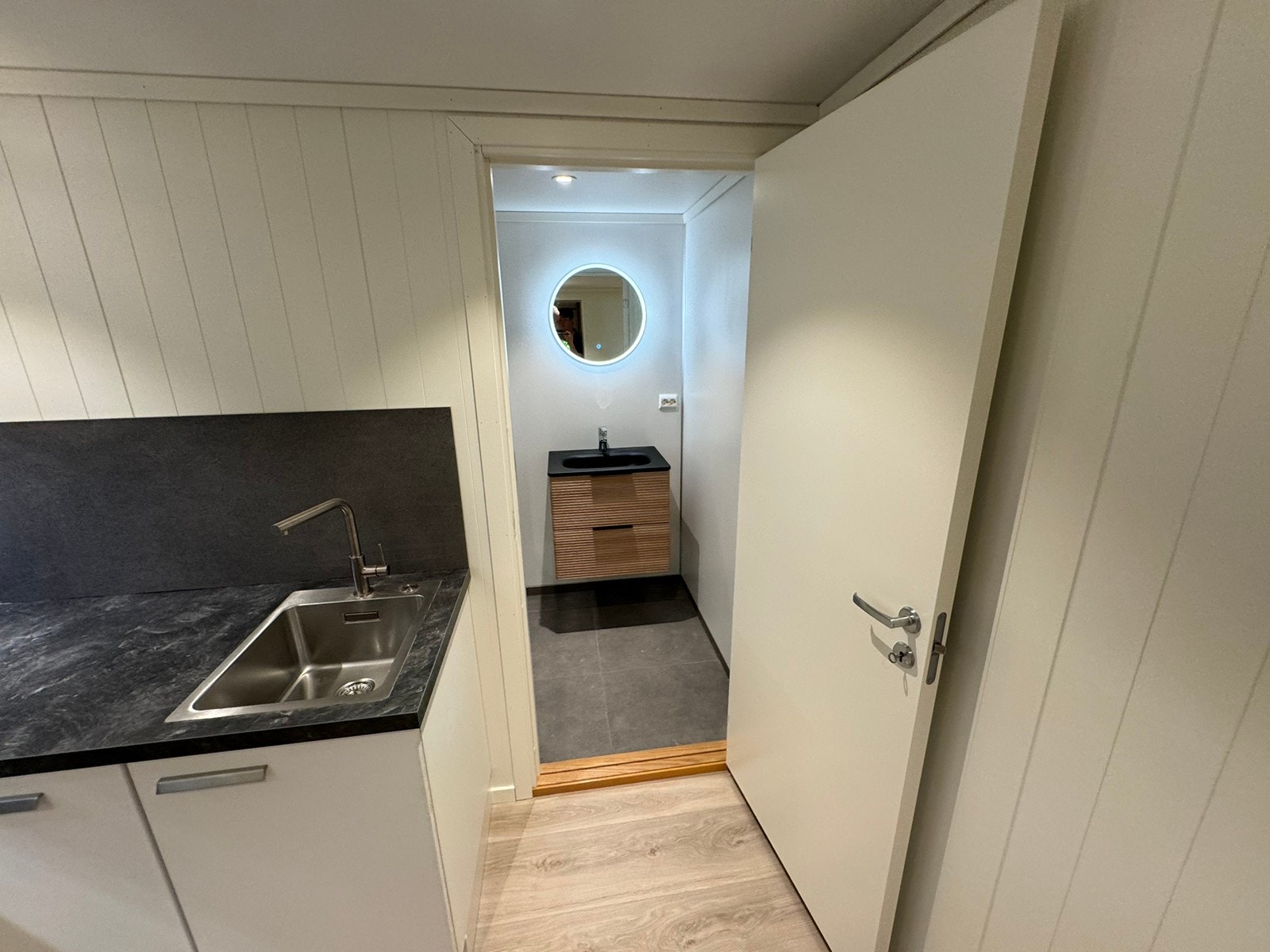 Inngang til badet fra kjøkkenet Galleribilde