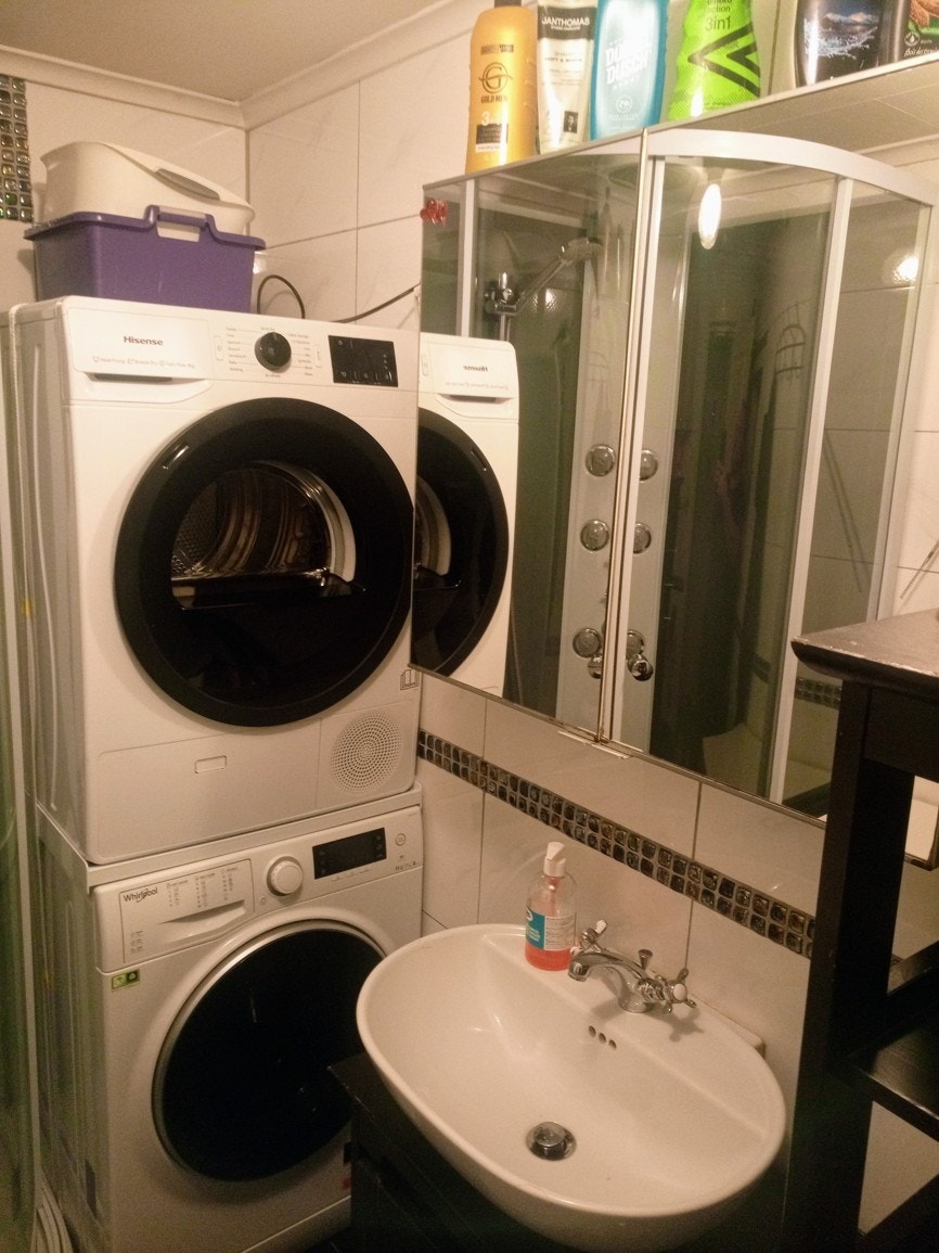 vaskemaskin og tørketrommel er nesten ny. Galleribilde