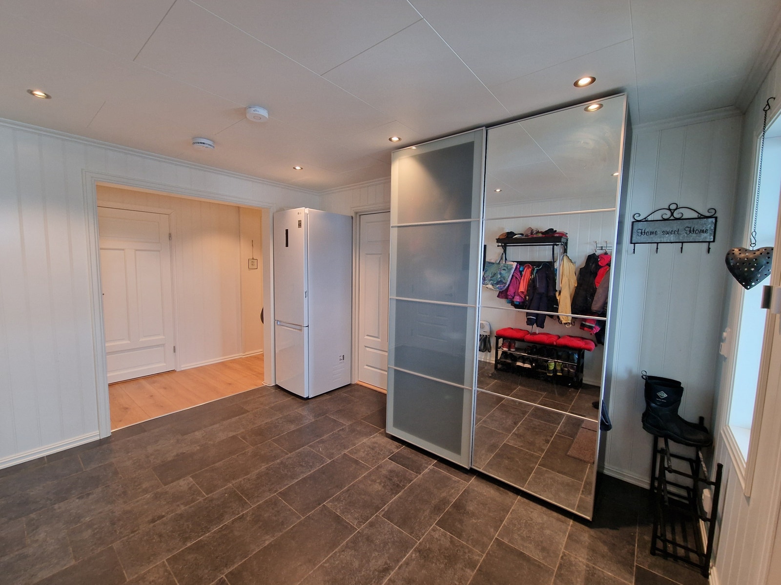 Felles gang ink kjøleskap for hybelboere Galleribilde