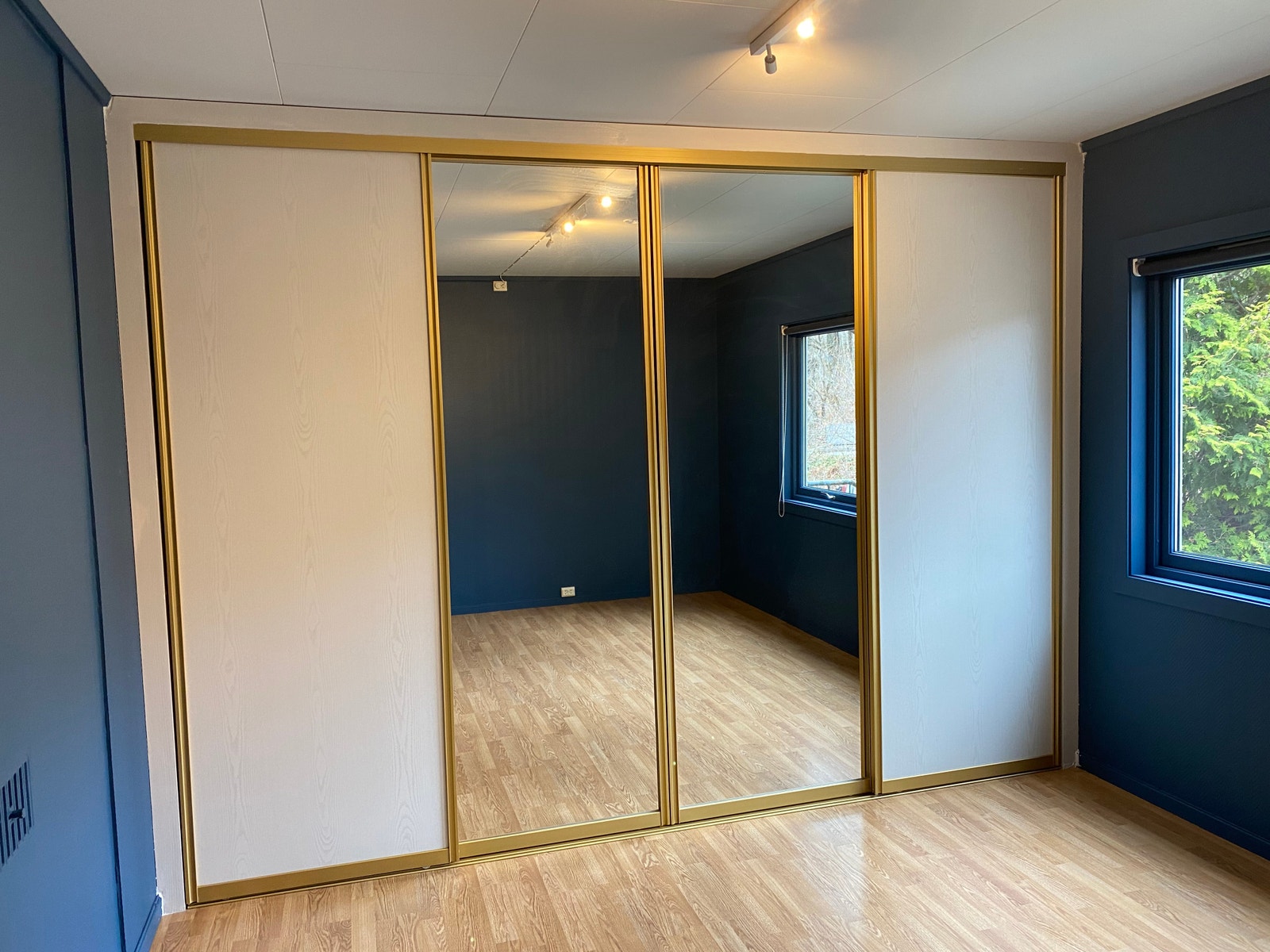 Stor garderobe med speildør i Soverom 1 Galleribilde