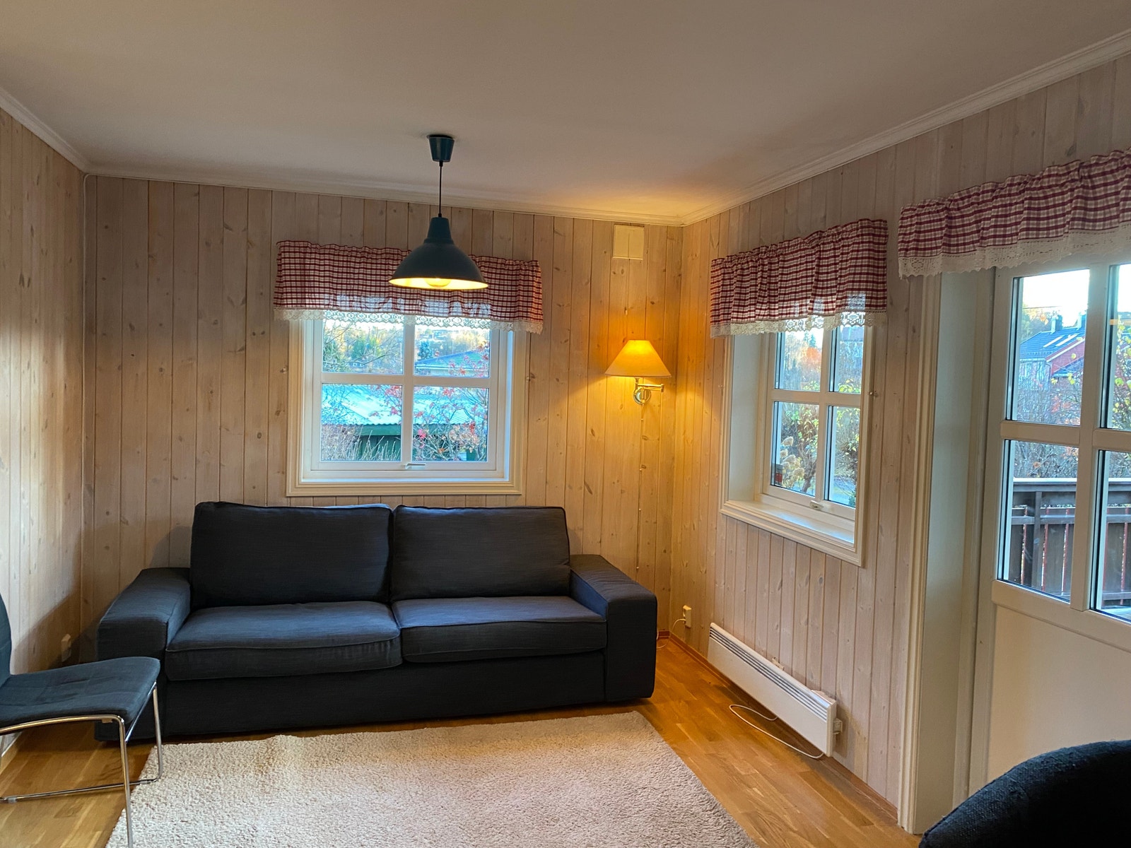 Kjøkkenkrok med sofa og utgang til stor terrasse, evt plass for større spiseavdeling Galleribilde