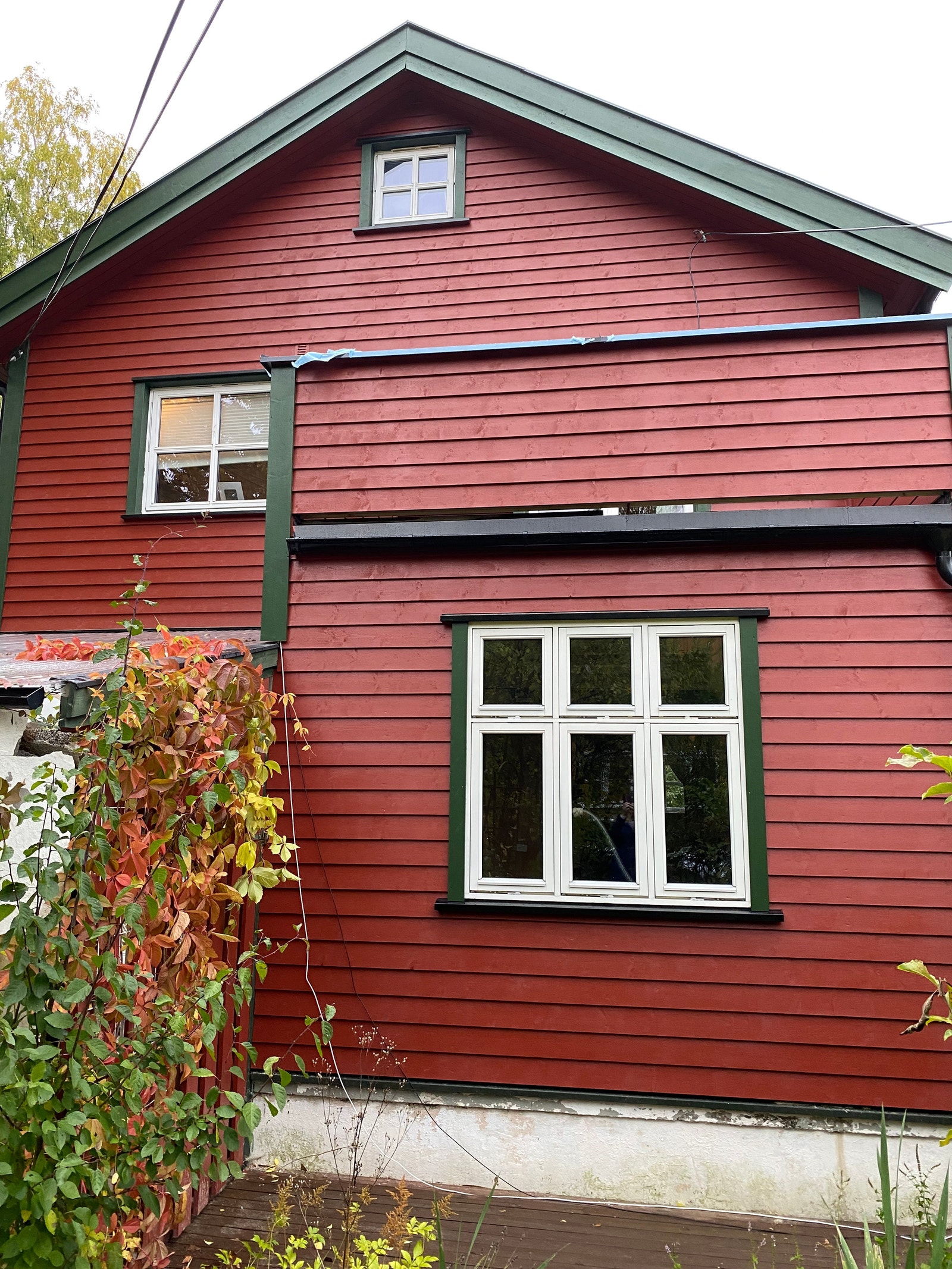 Alkove i stue med stort vindu. Etterisolert og ny bordkledning på hele denne fasaden i 2022. Galleribilde