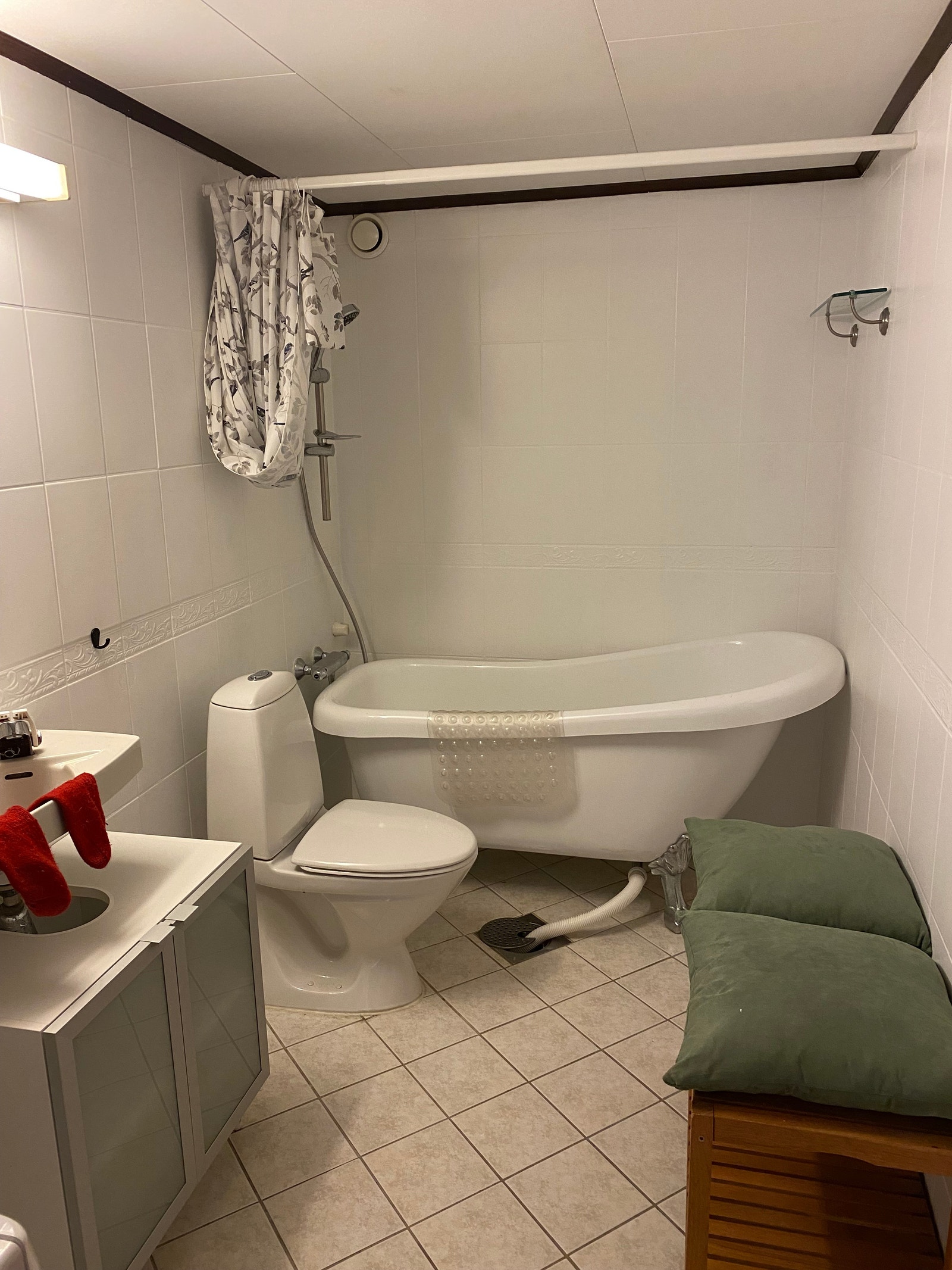 Bad nr. 2 i underetasje med badekar og dusj, toalett, servant Galleribilde