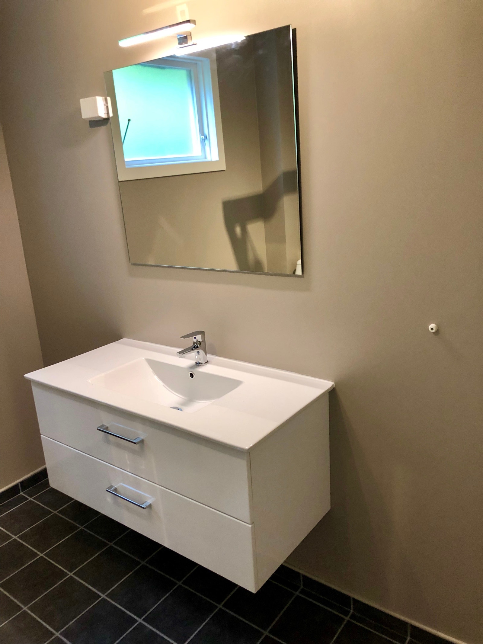 Hovedbad med dusjkabinett og WC, pusset opp i 2019 Galleribilde