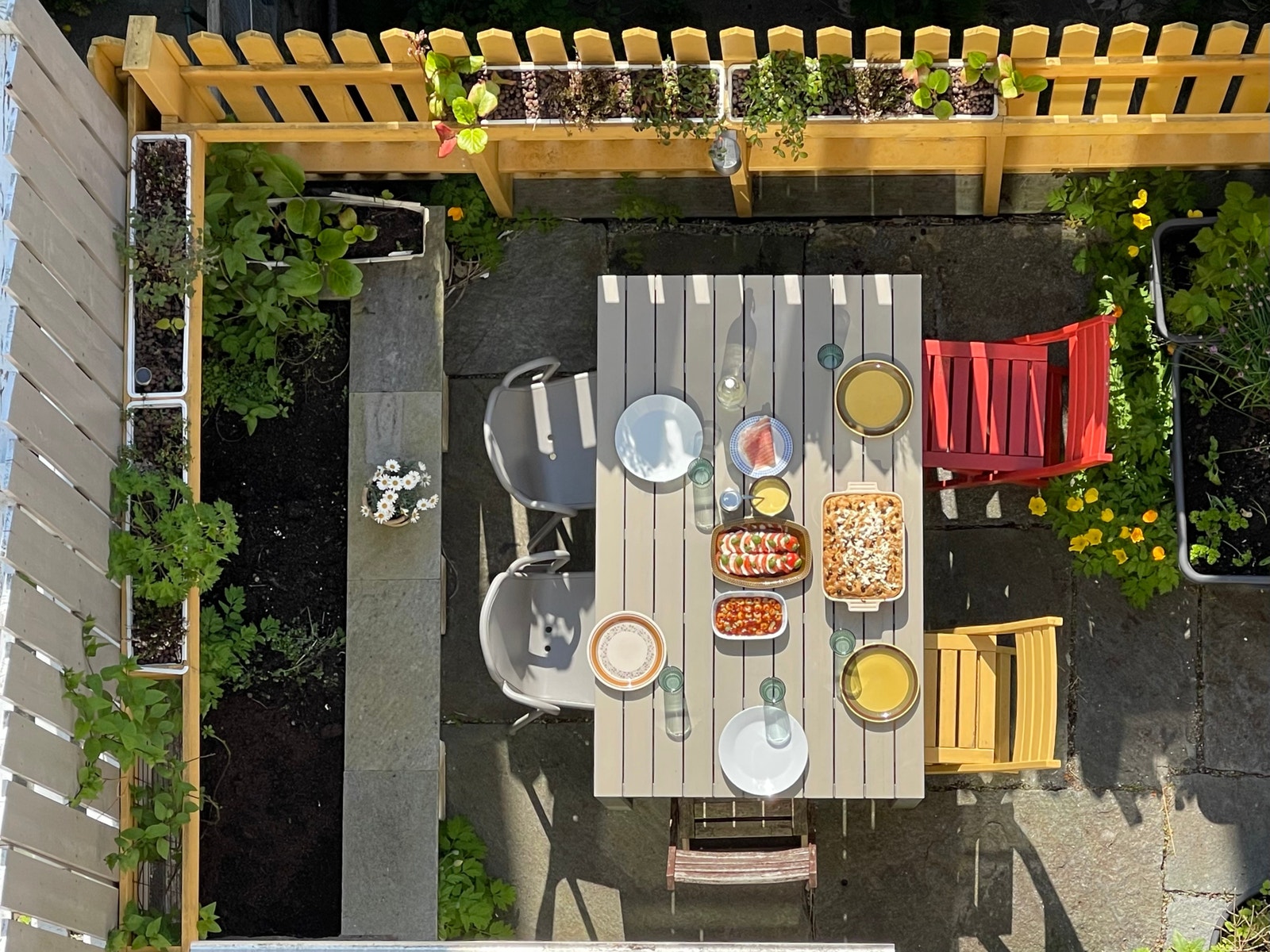 Fra bakhagen i hjørnet med langbordet. Lyst på middag i bakgården? Galleribilde